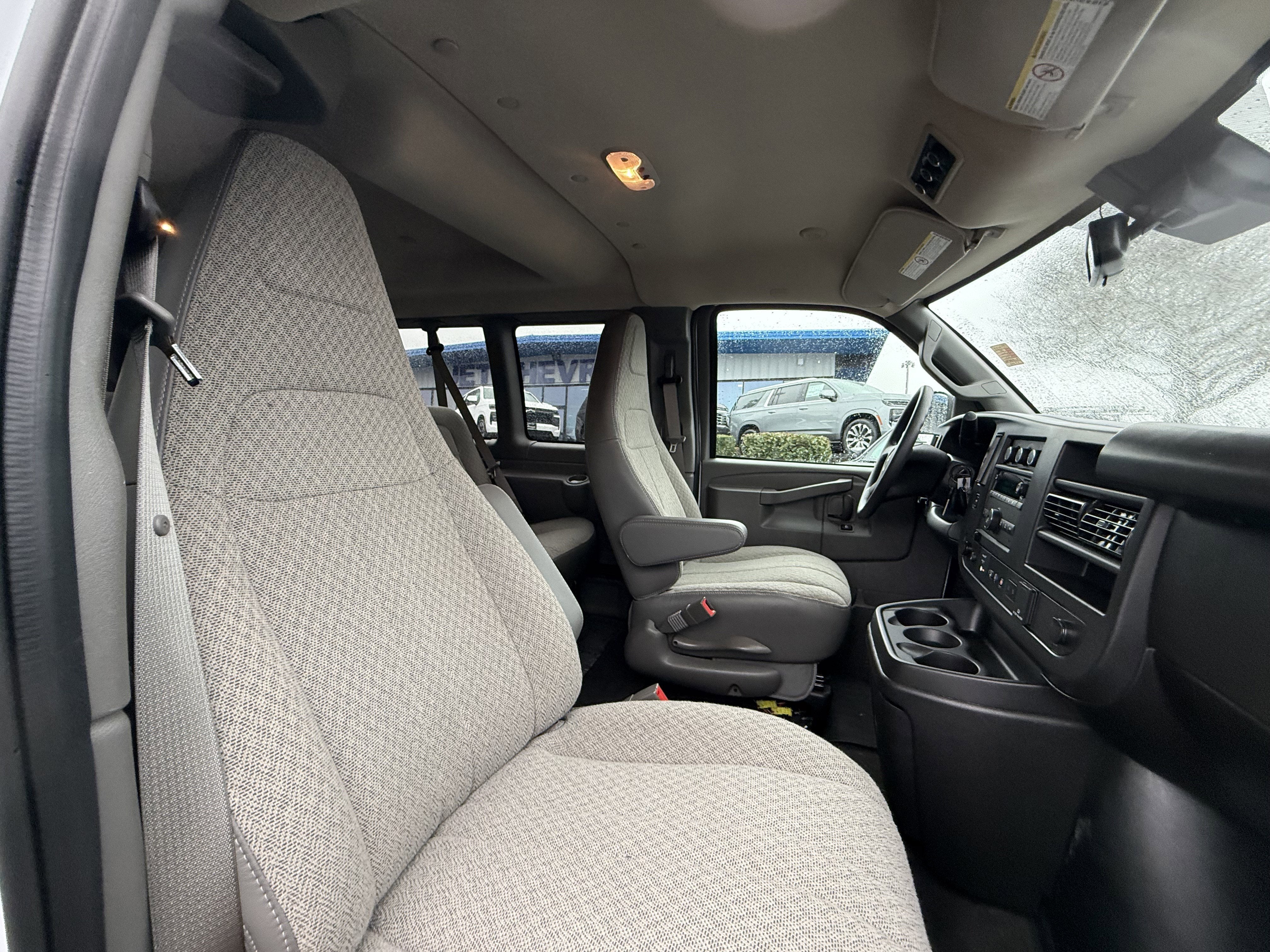 2024 Chevrolet Express Passenger 3500 1LT