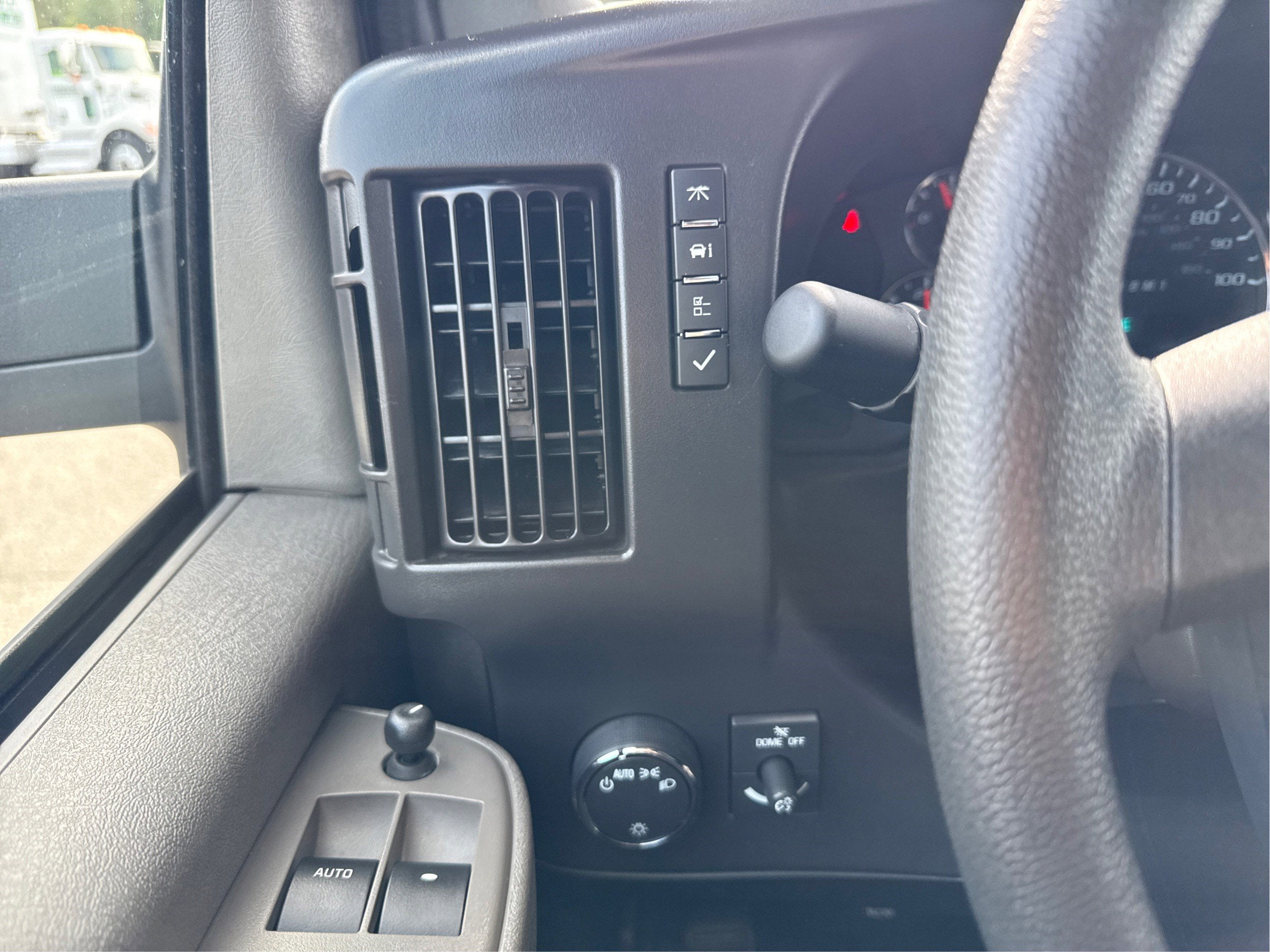 2025 Chevrolet Express Passenger 1LT