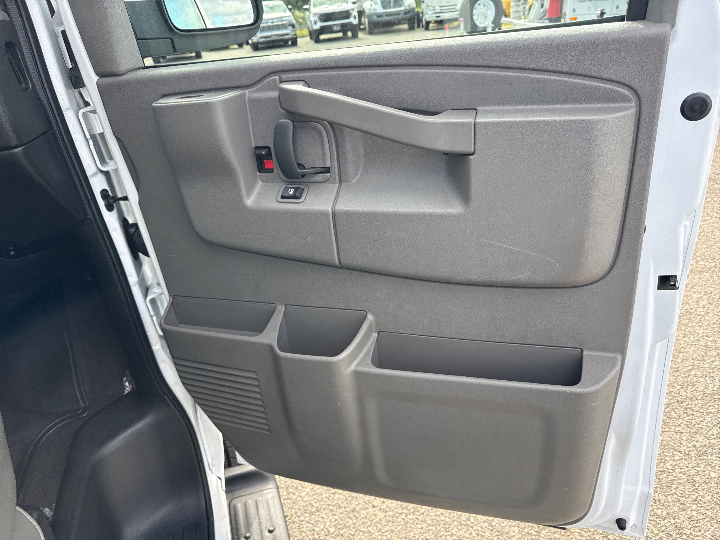 2025 Chevrolet Express Passenger 1LT