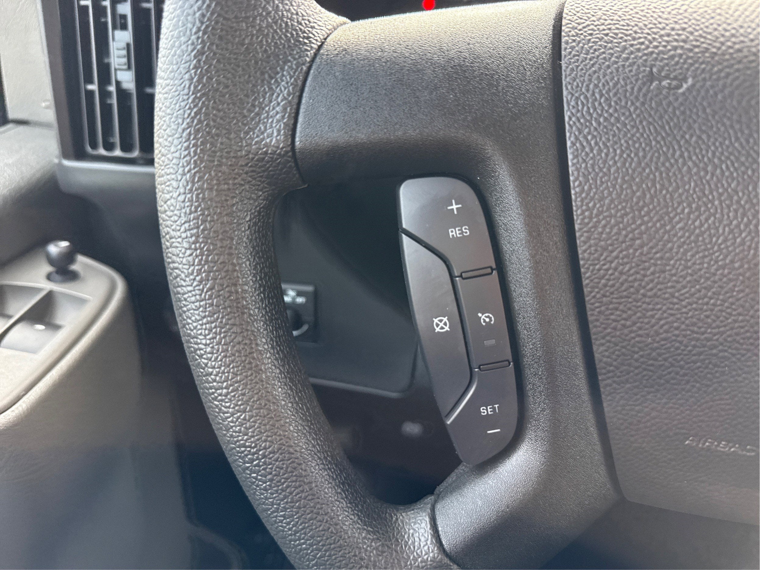 2025 Chevrolet Express Passenger 1LT