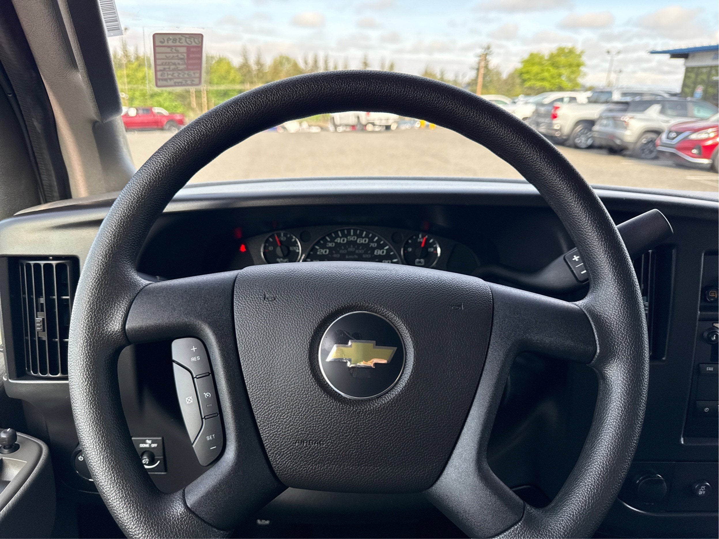 2025 Chevrolet Express Passenger 1LT