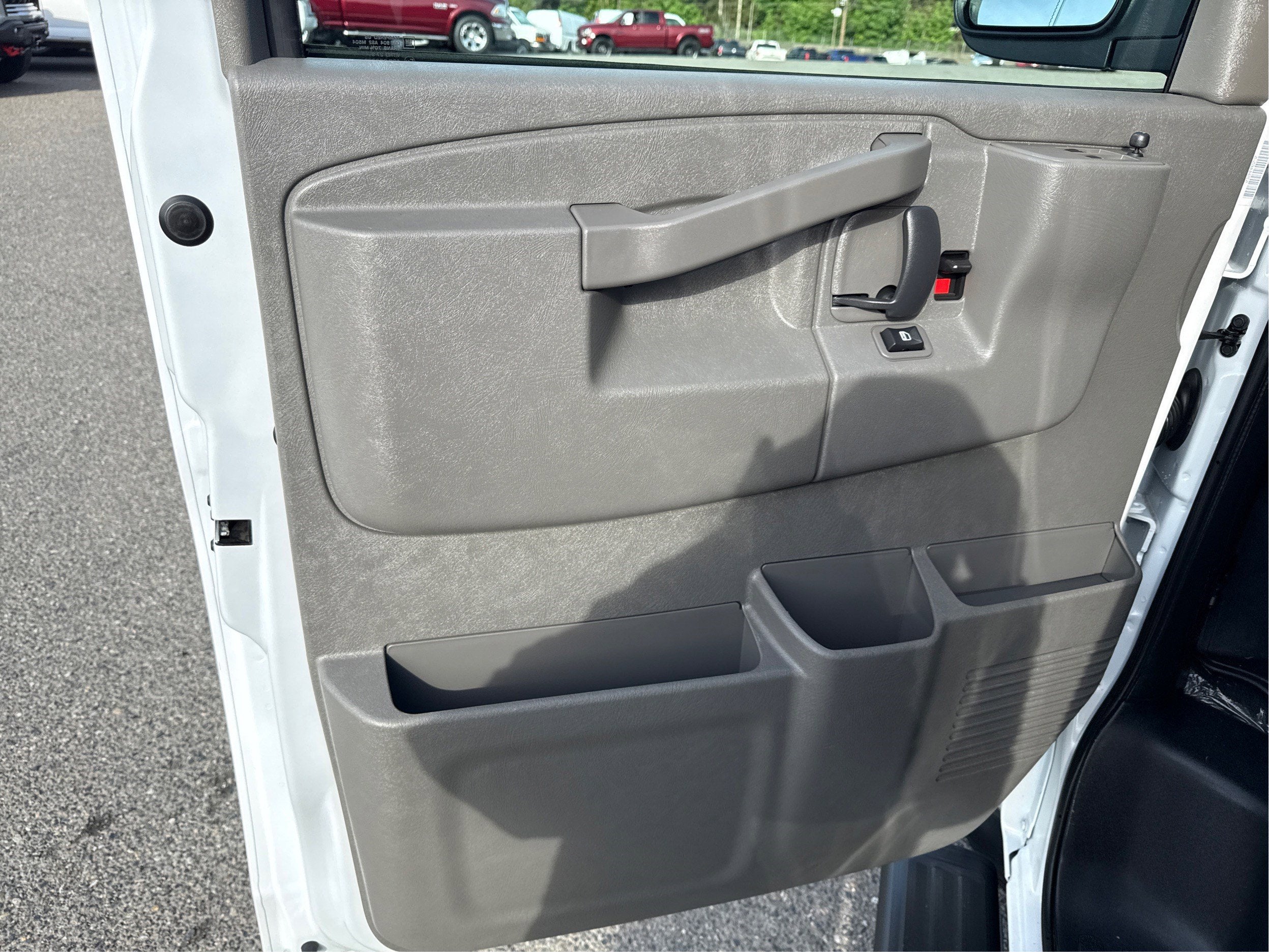 2025 Chevrolet Express Passenger 1LT