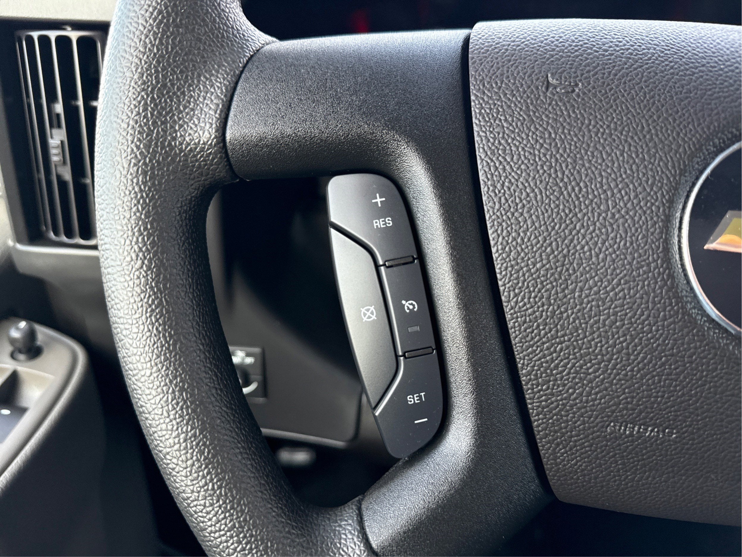 2025 Chevrolet Express Passenger 1LT