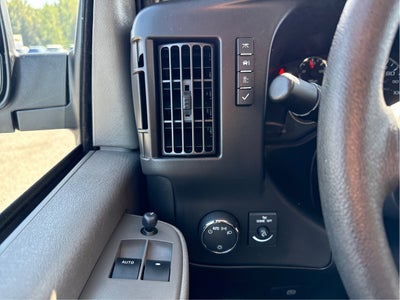 2024 Chevrolet Express Passenger 3500 1LT