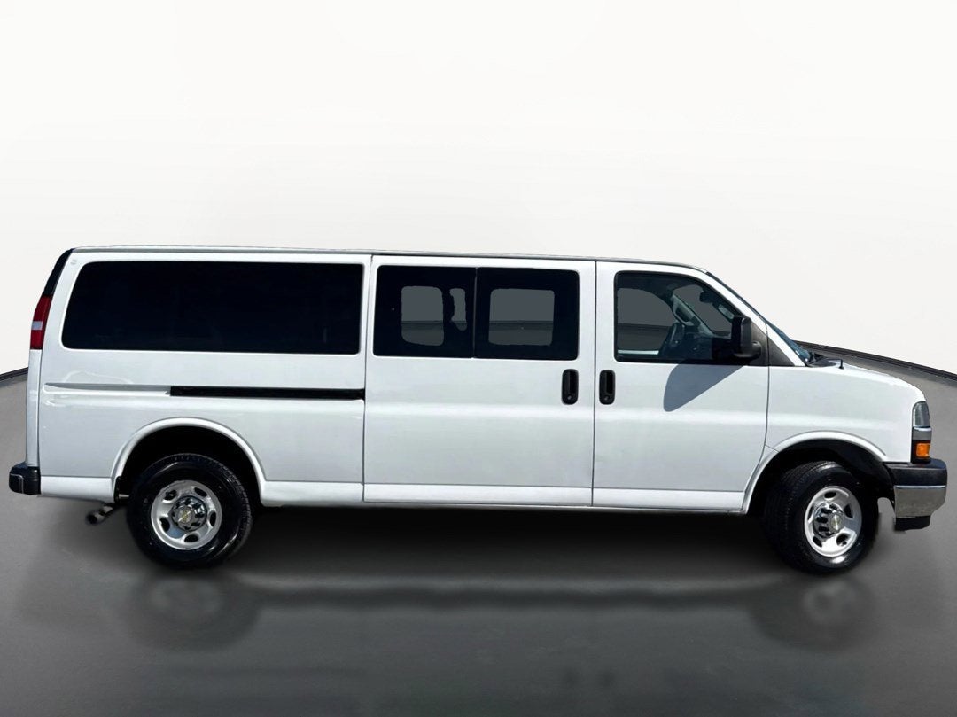 2024 Chevrolet Express Passenger 3500 1LT