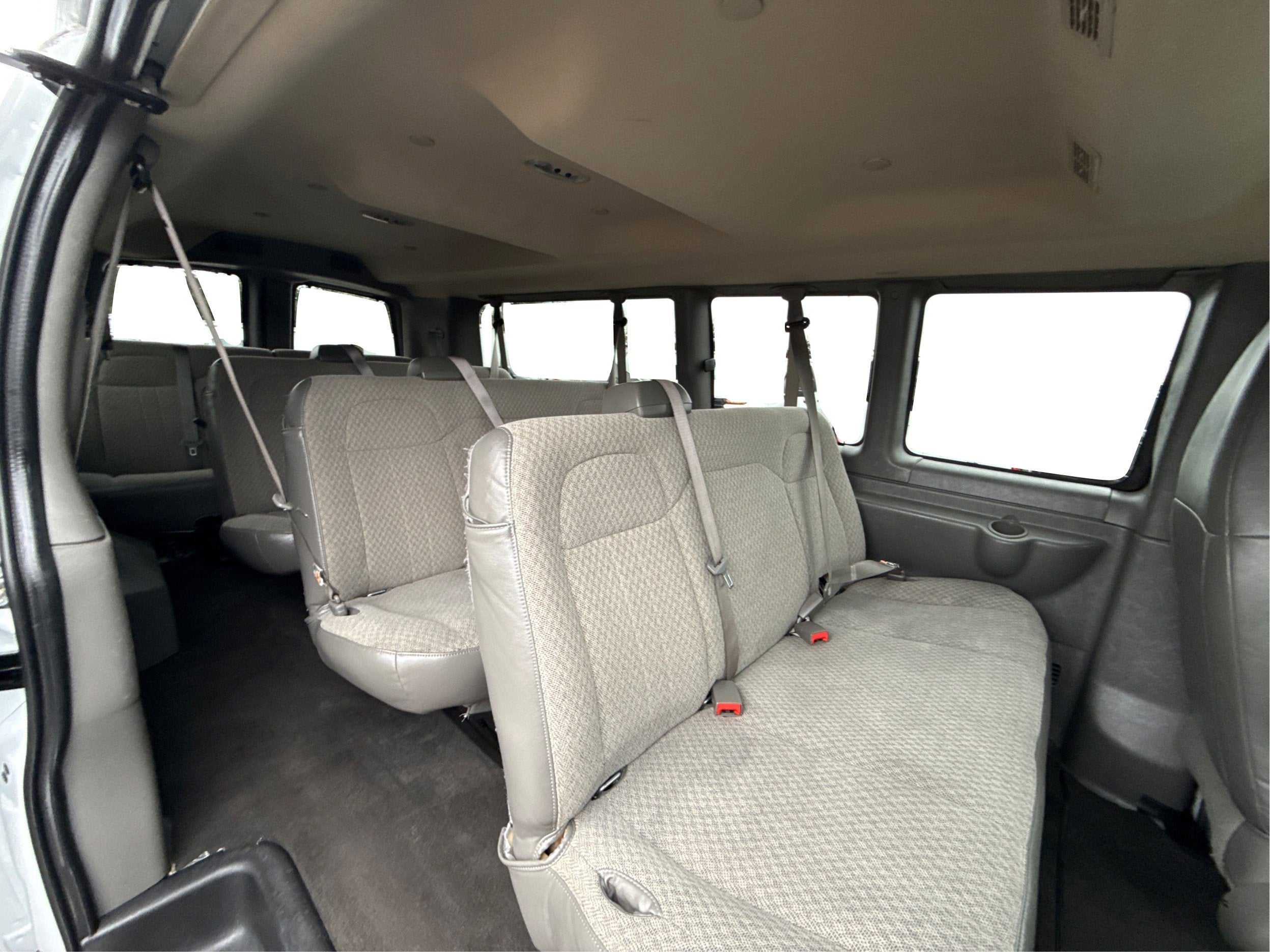 2024 Chevrolet Express Passenger 3500 1LT