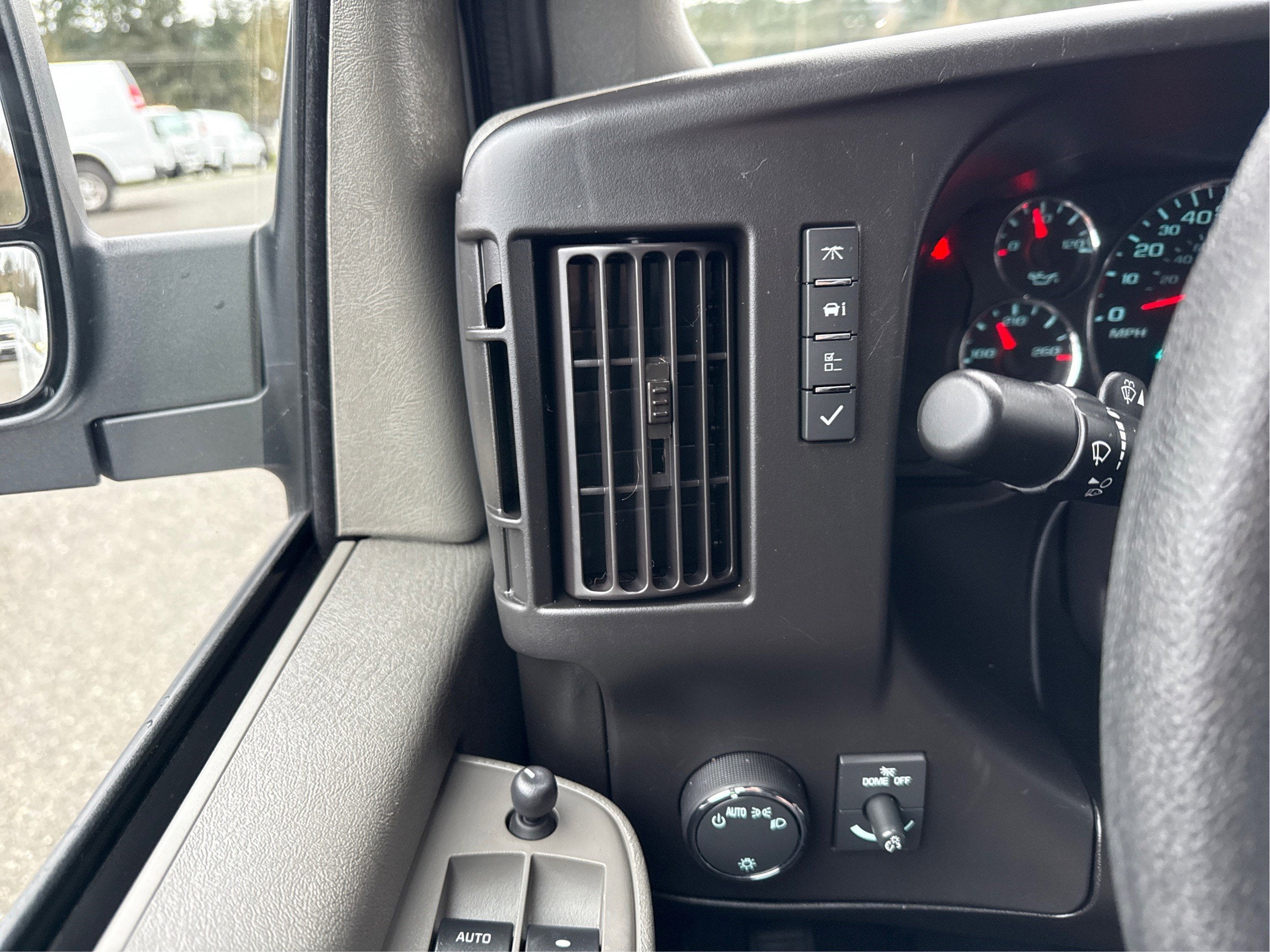 2024 Chevrolet Express Passenger 3500 1LT