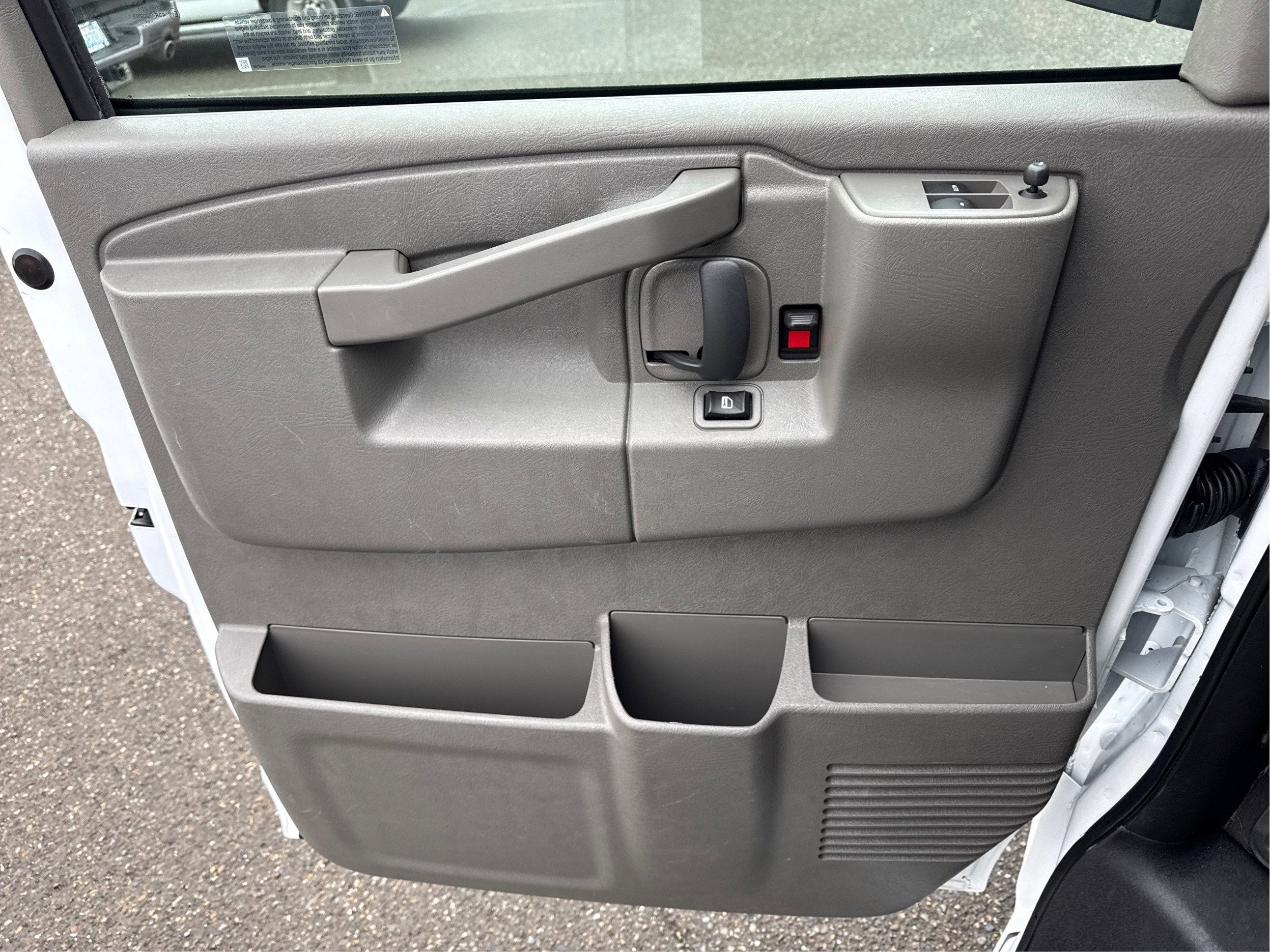 2024 Chevrolet Express Passenger 3500 1LT