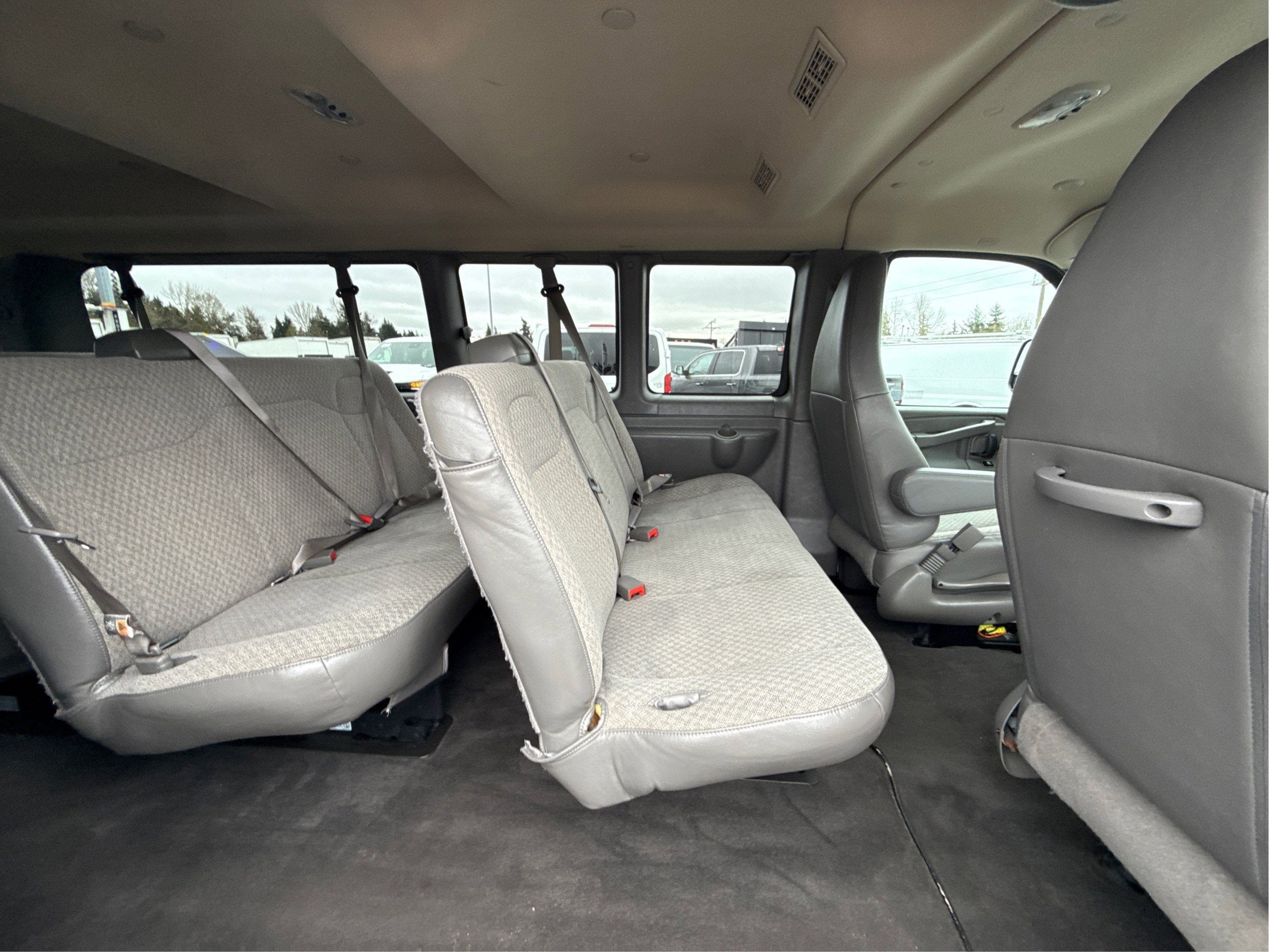 2024 Chevrolet Express Passenger 3500 1LT