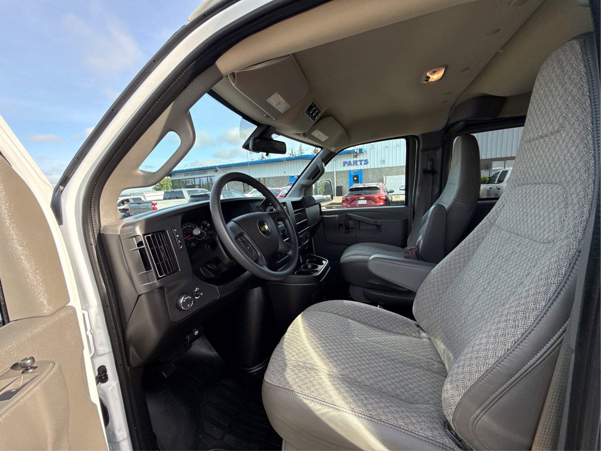 2025 Chevrolet Express Passenger 1LT