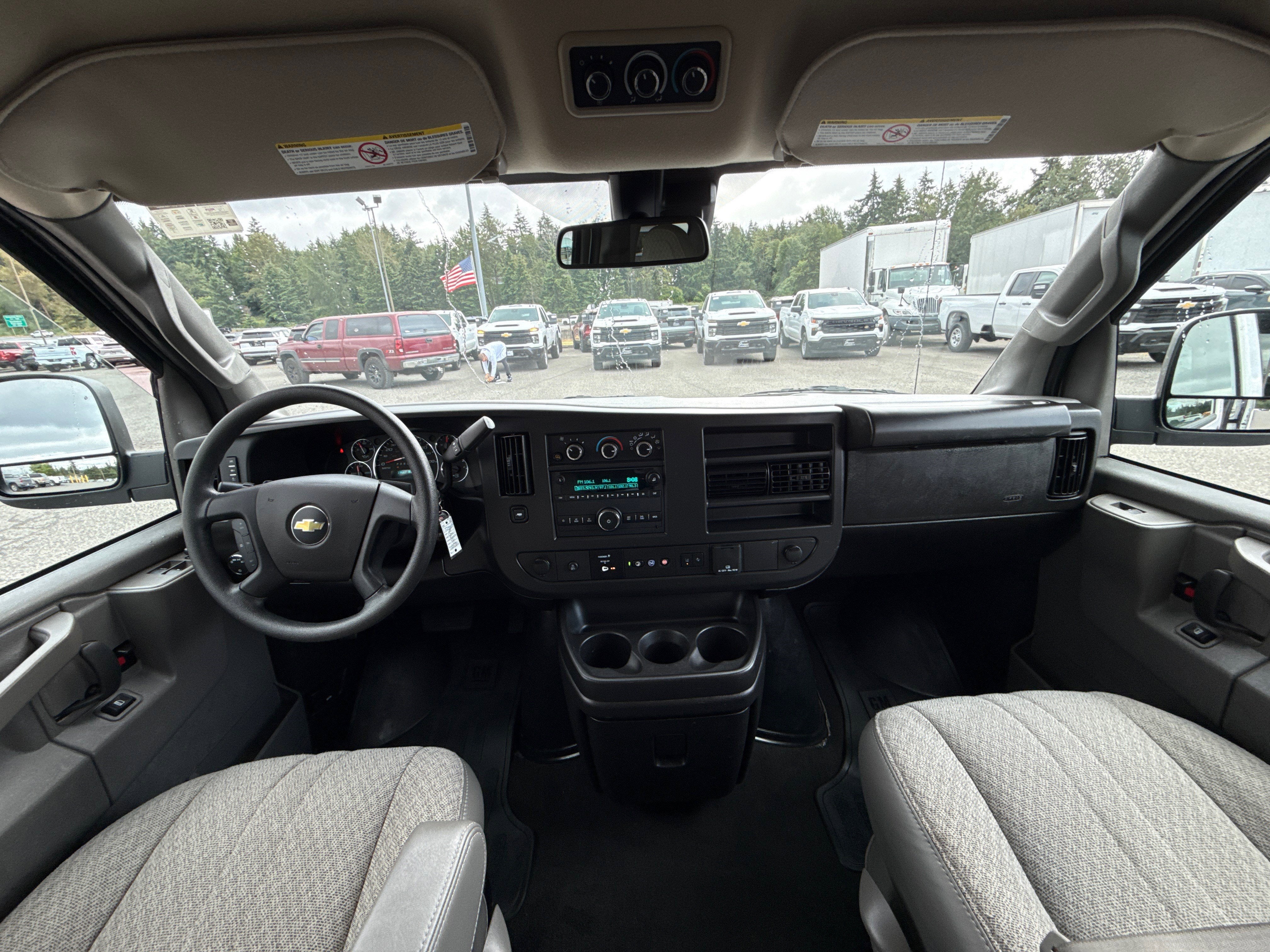 2025 Chevrolet Express Passenger 1LT