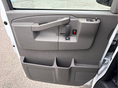 2025 Chevrolet Express Passenger 1LT