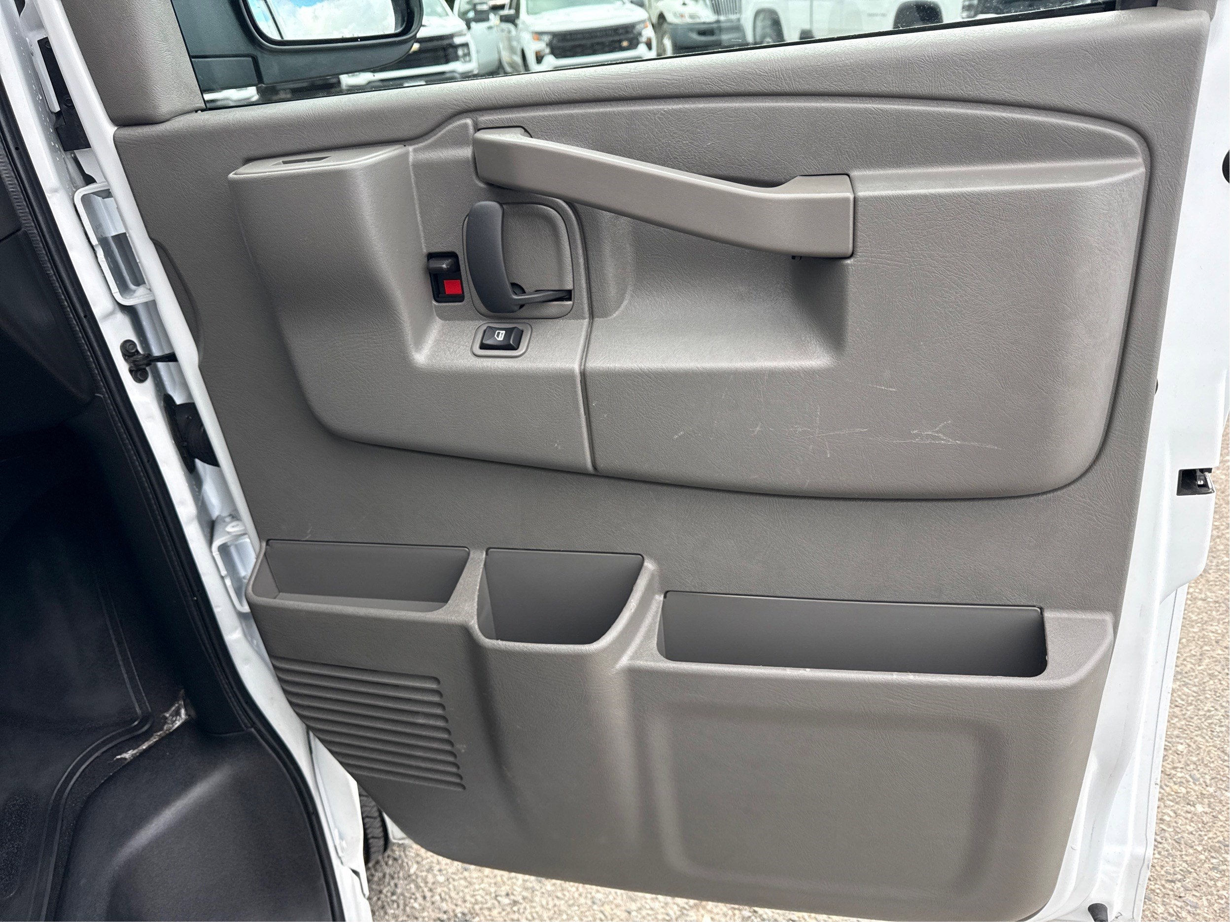2025 Chevrolet Express Passenger 1LT