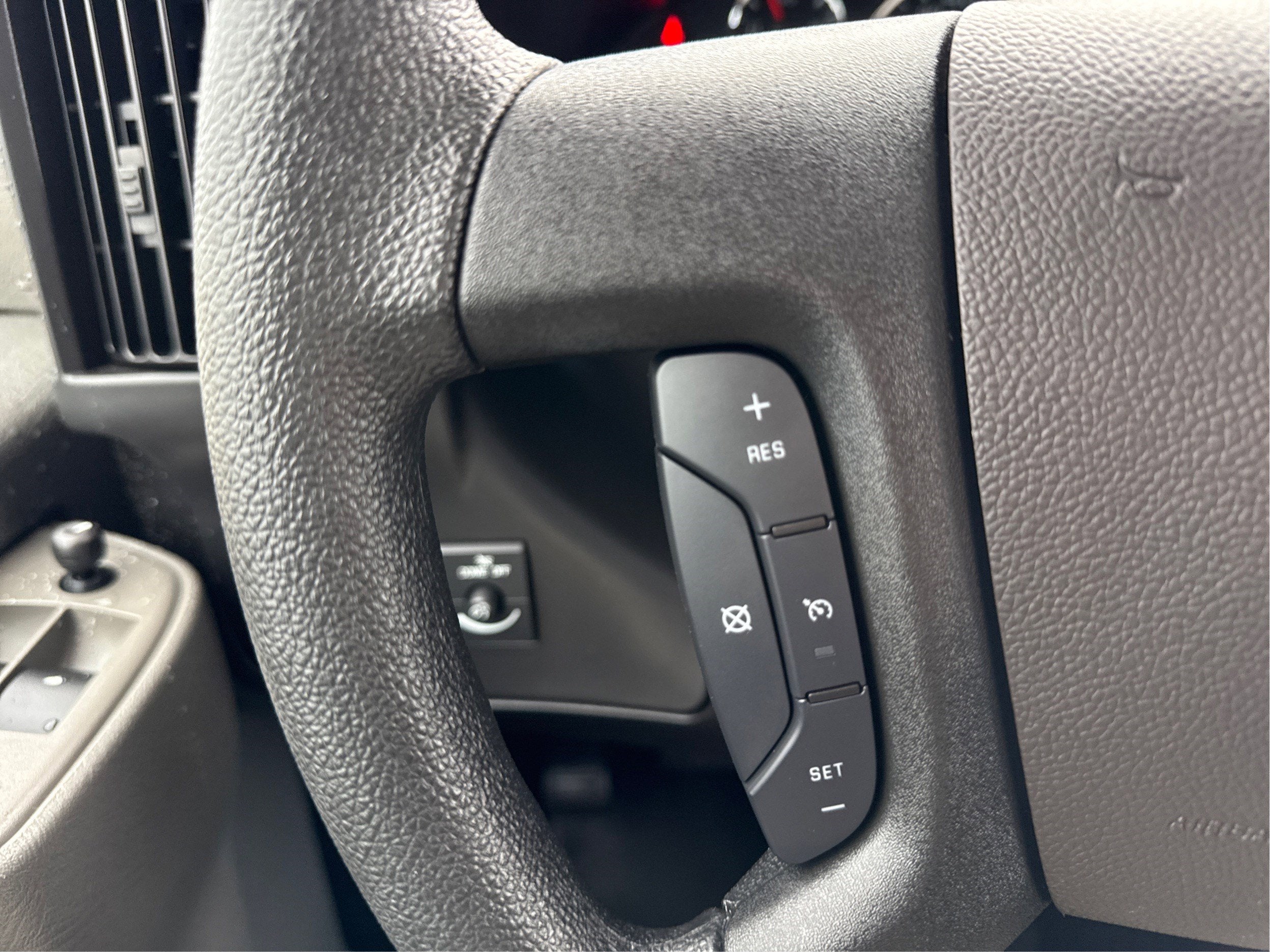 2025 Chevrolet Express Passenger 1LT