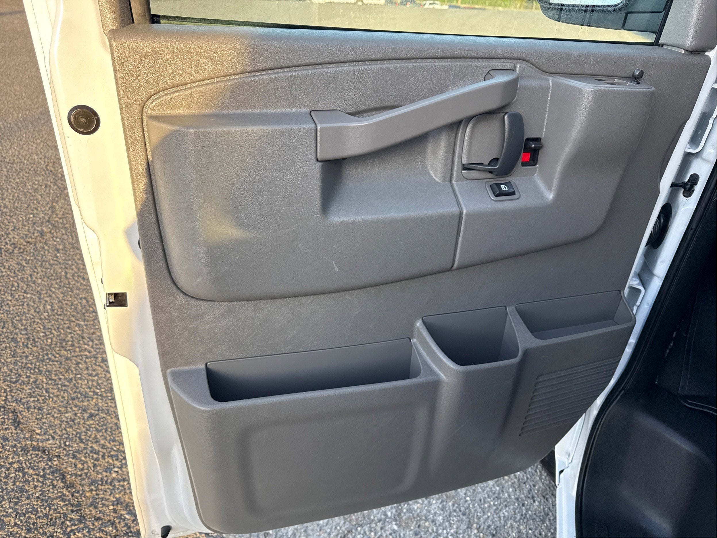 2025 Chevrolet Express Passenger 1LT