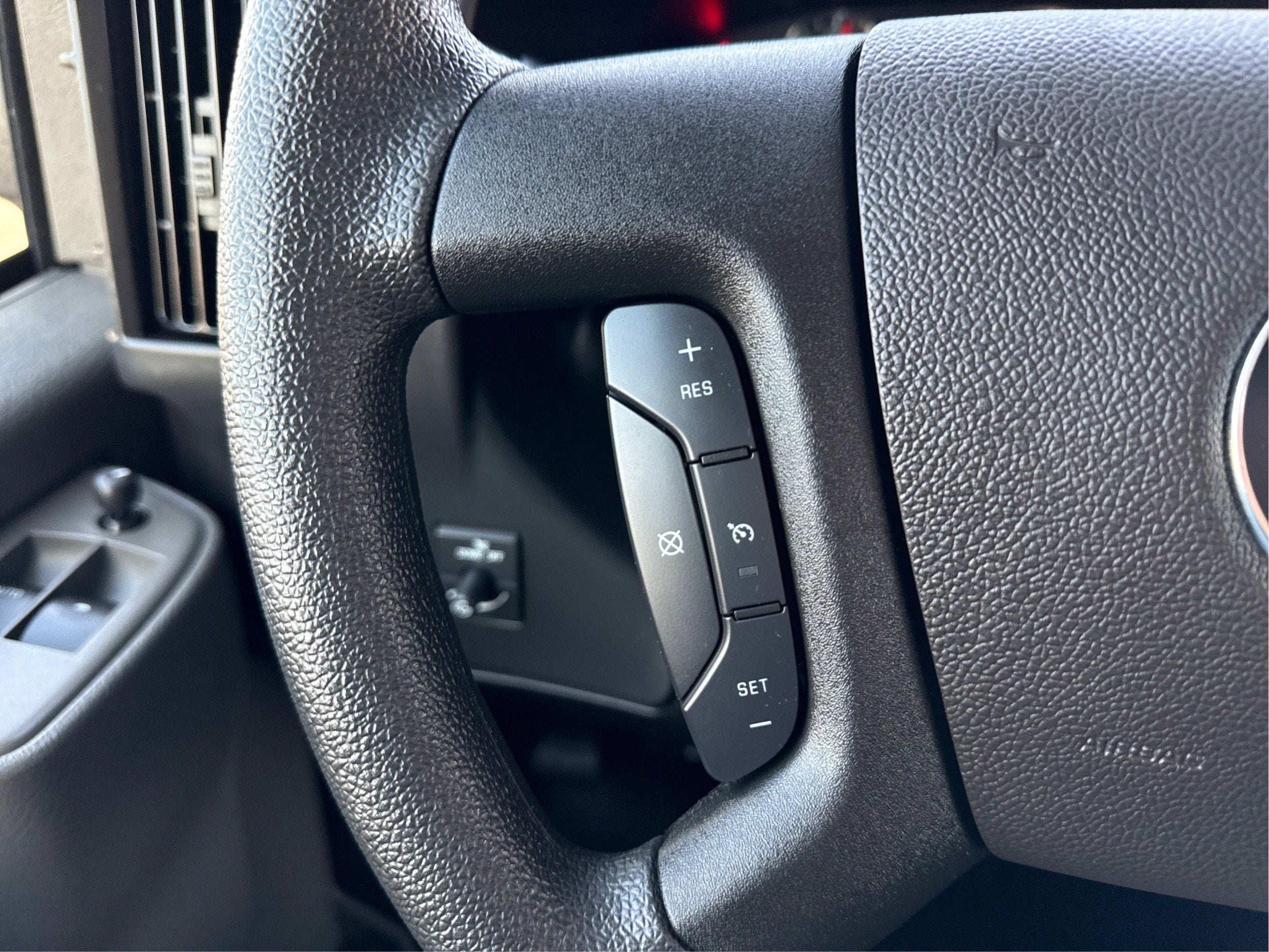 2025 Chevrolet Express Passenger 1LT