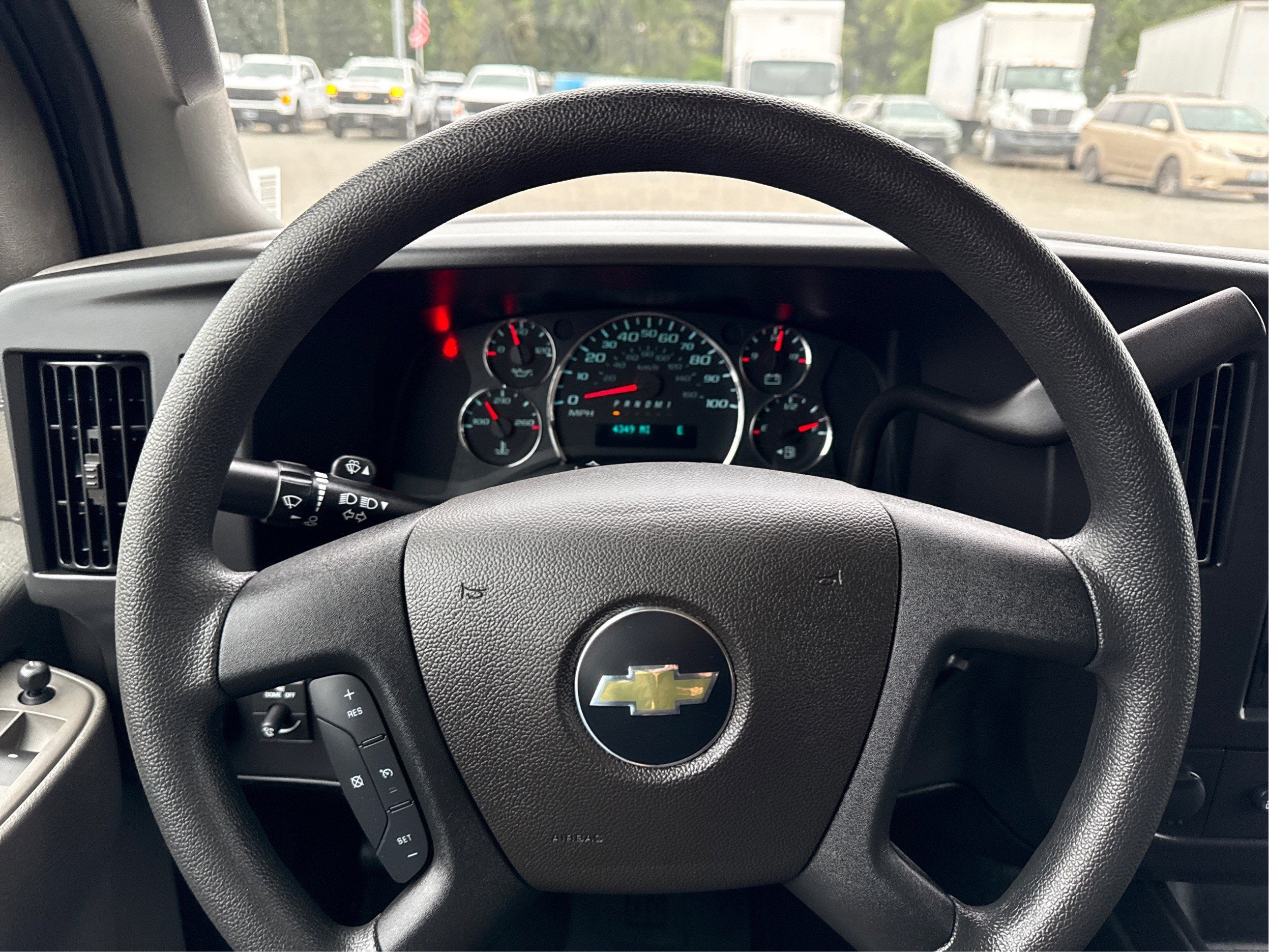 2025 Chevrolet Express Passenger 1LT