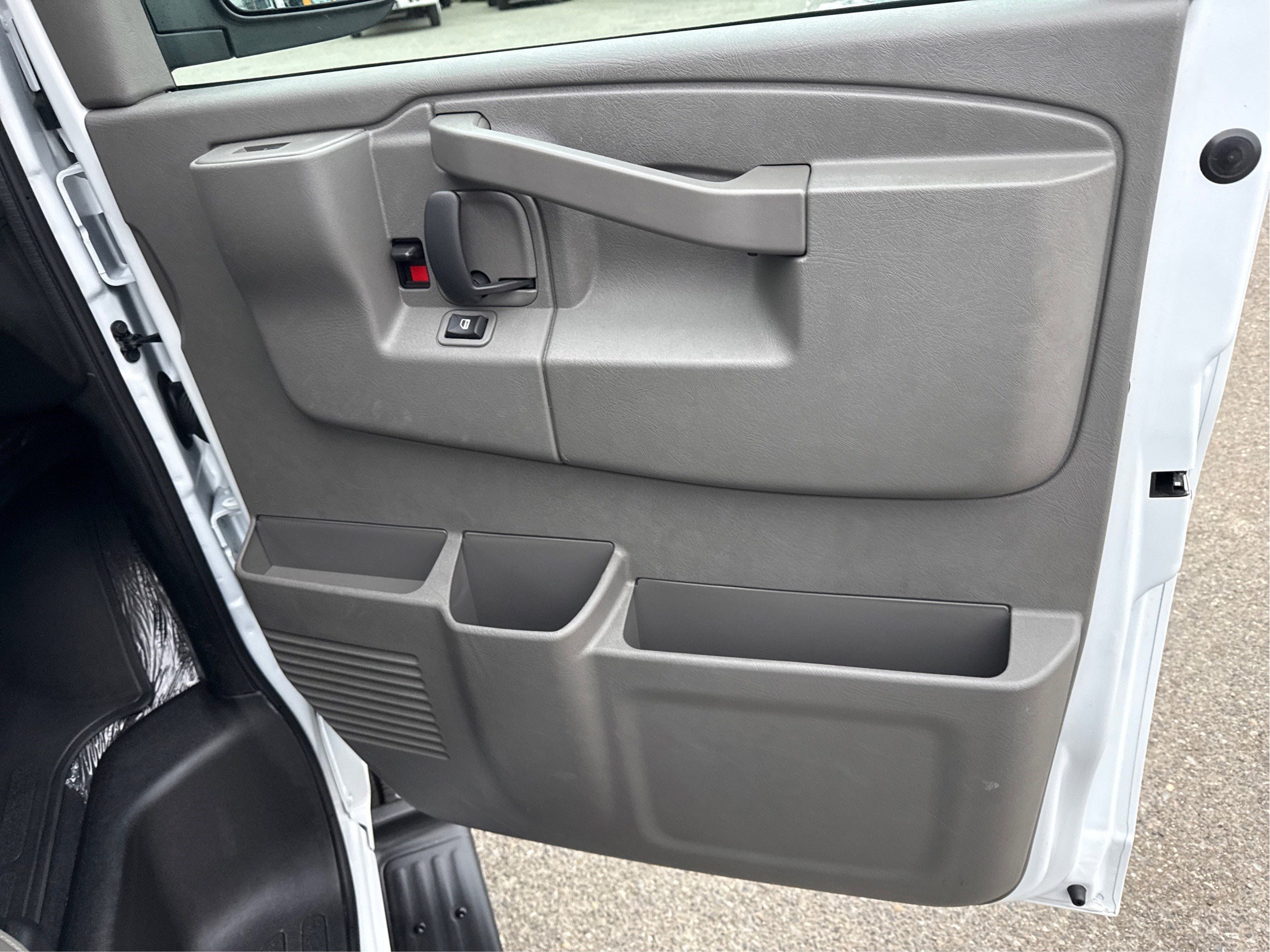 2025 Chevrolet Express Passenger 1LT