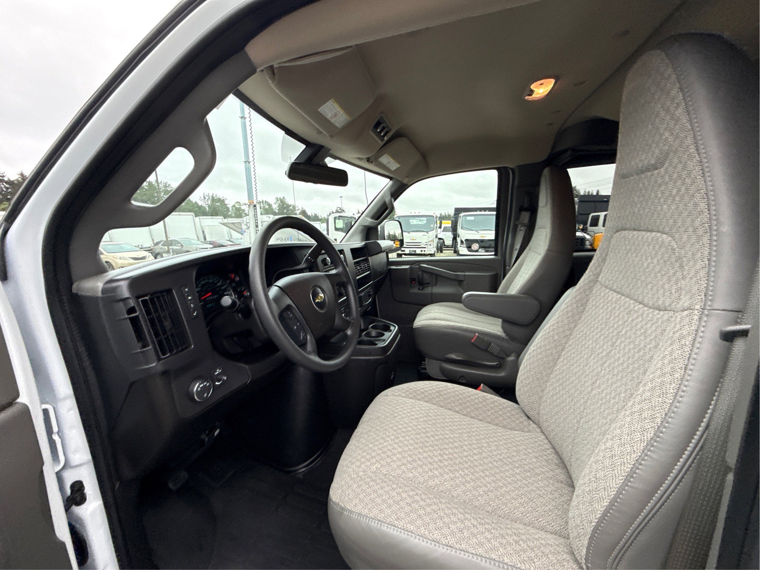 2025 Chevrolet Express Passenger 1LT