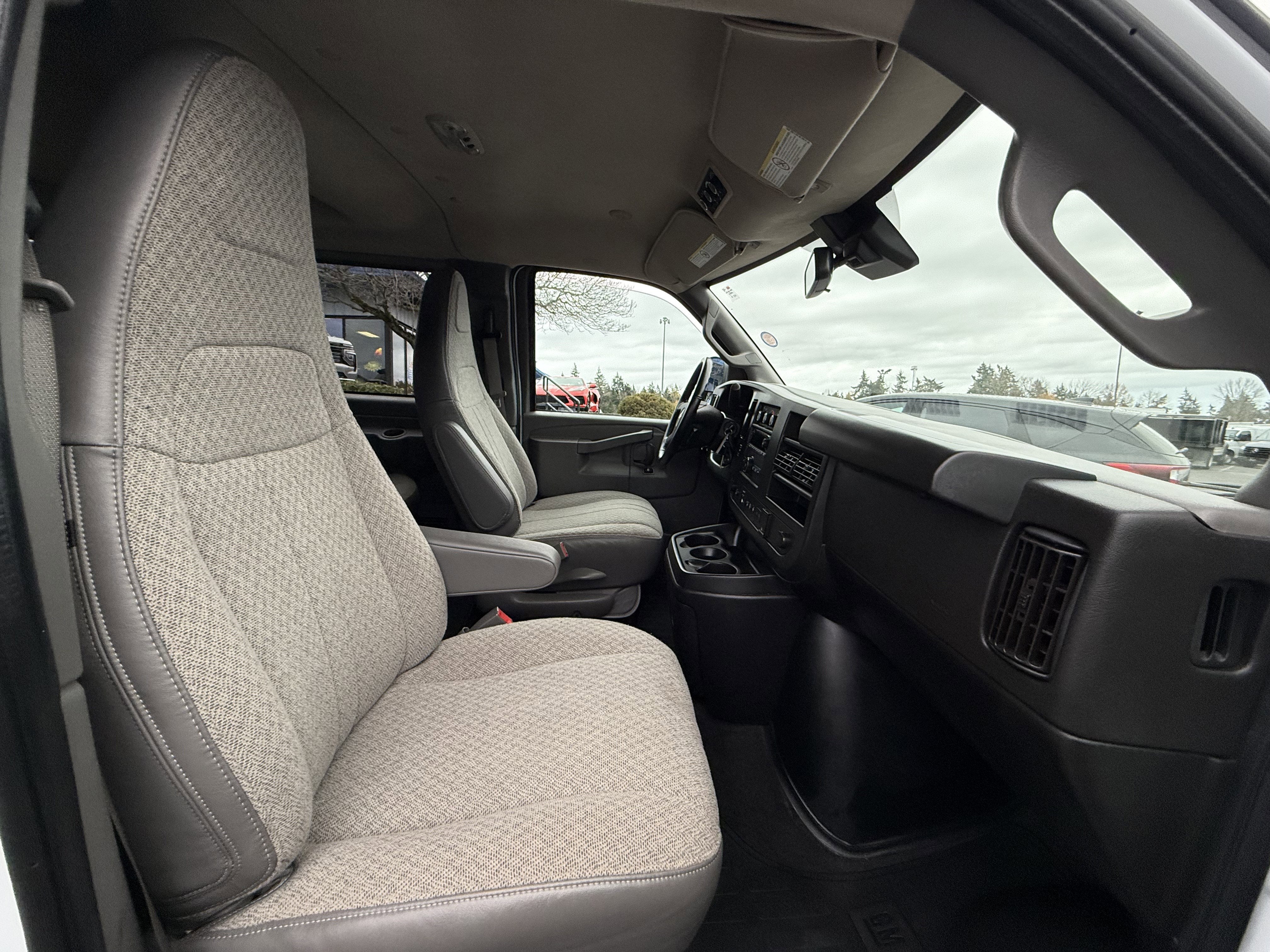 2022 Chevrolet Express Passenger 3500 1LT