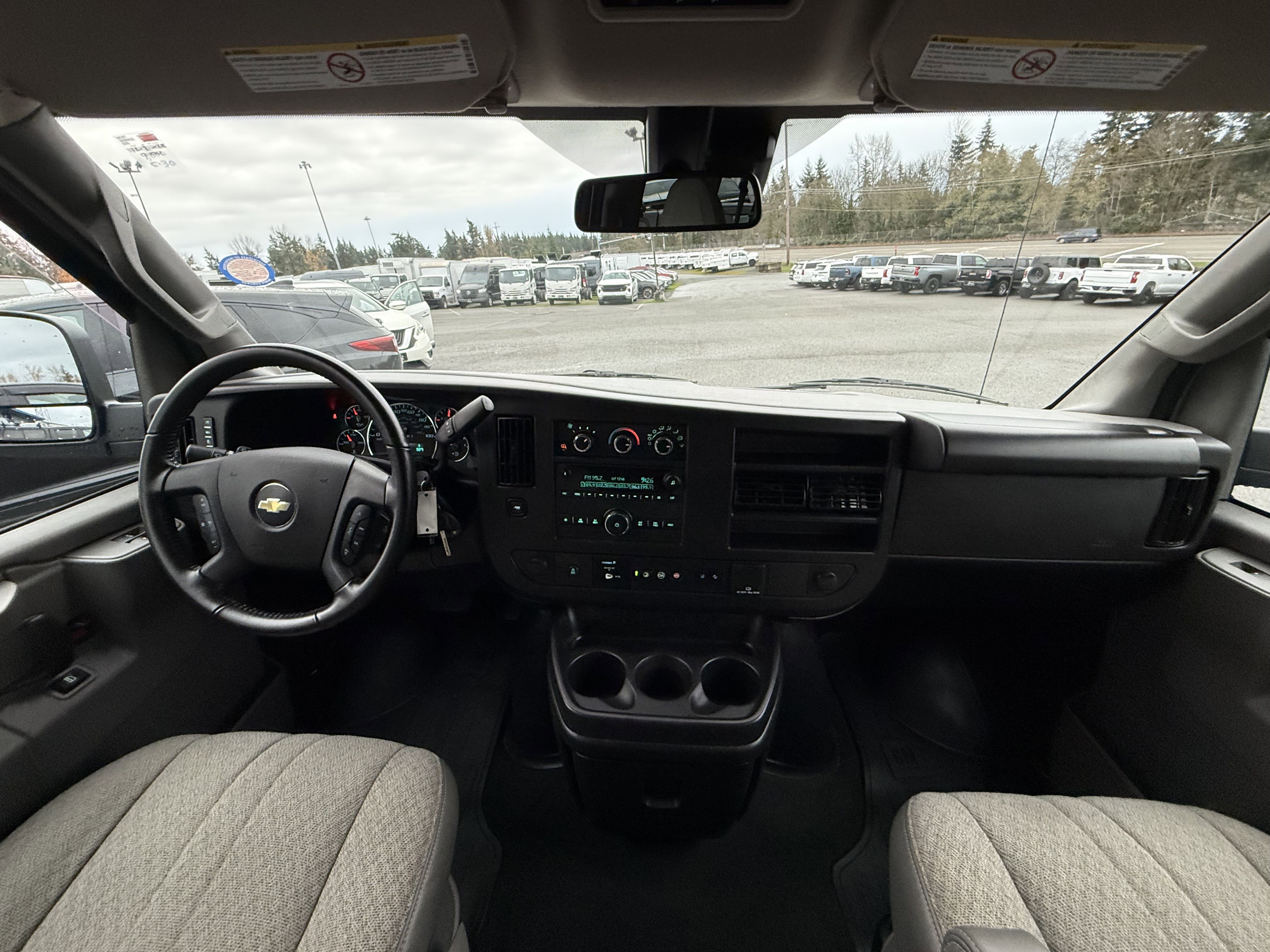 2022 Chevrolet Express Passenger 3500 1LT