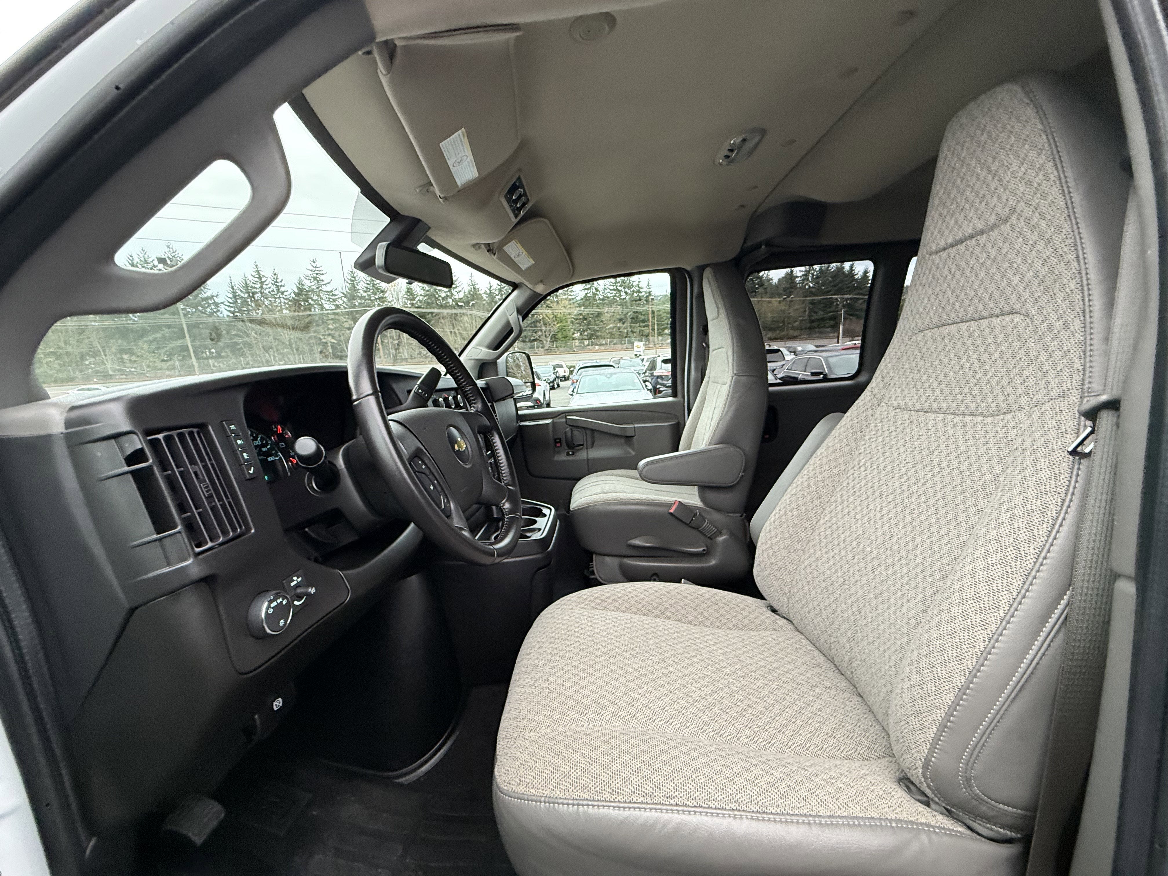 2022 Chevrolet Express Passenger 3500 1LT