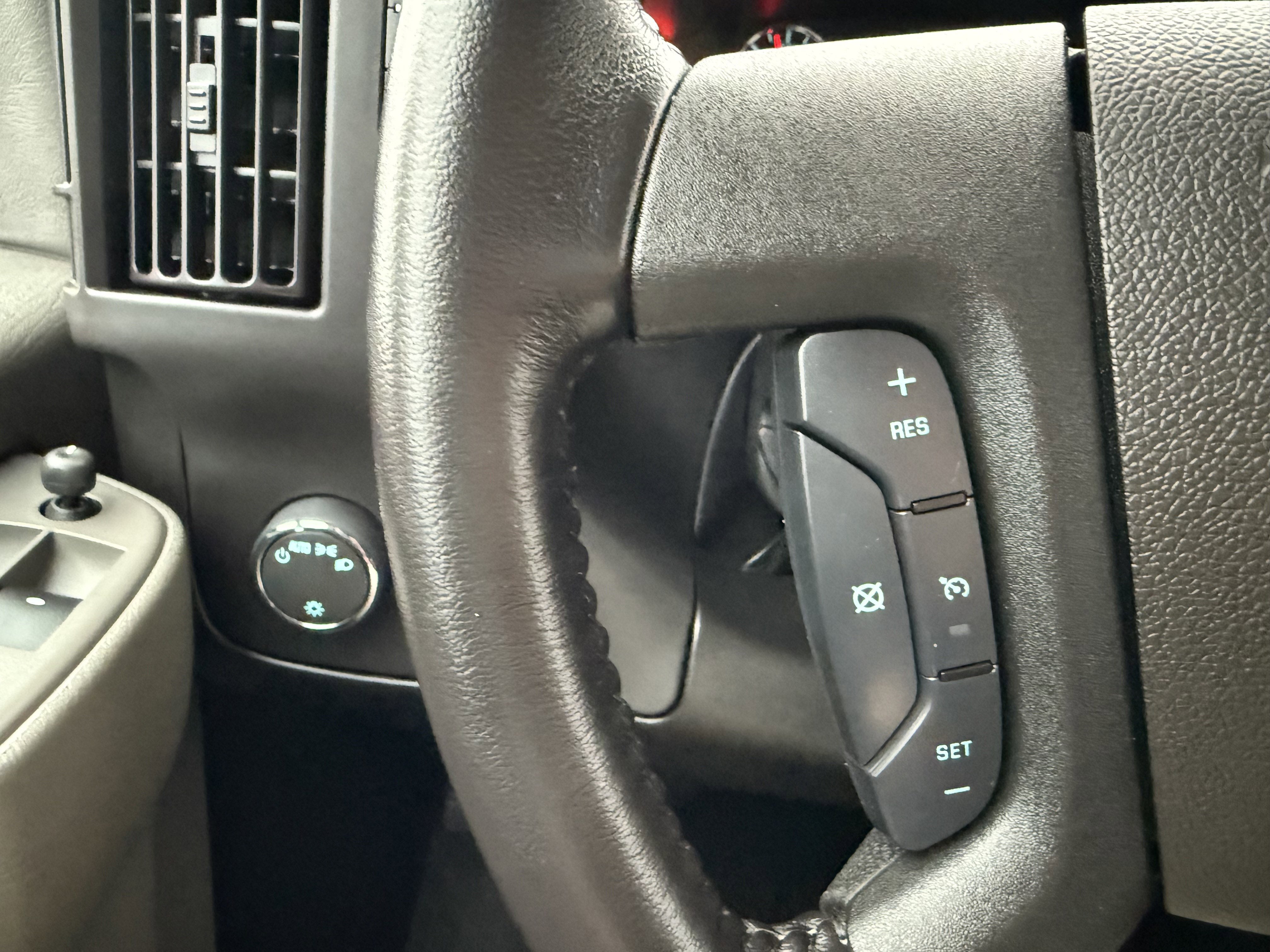 2022 Chevrolet Express Passenger 3500 1LT