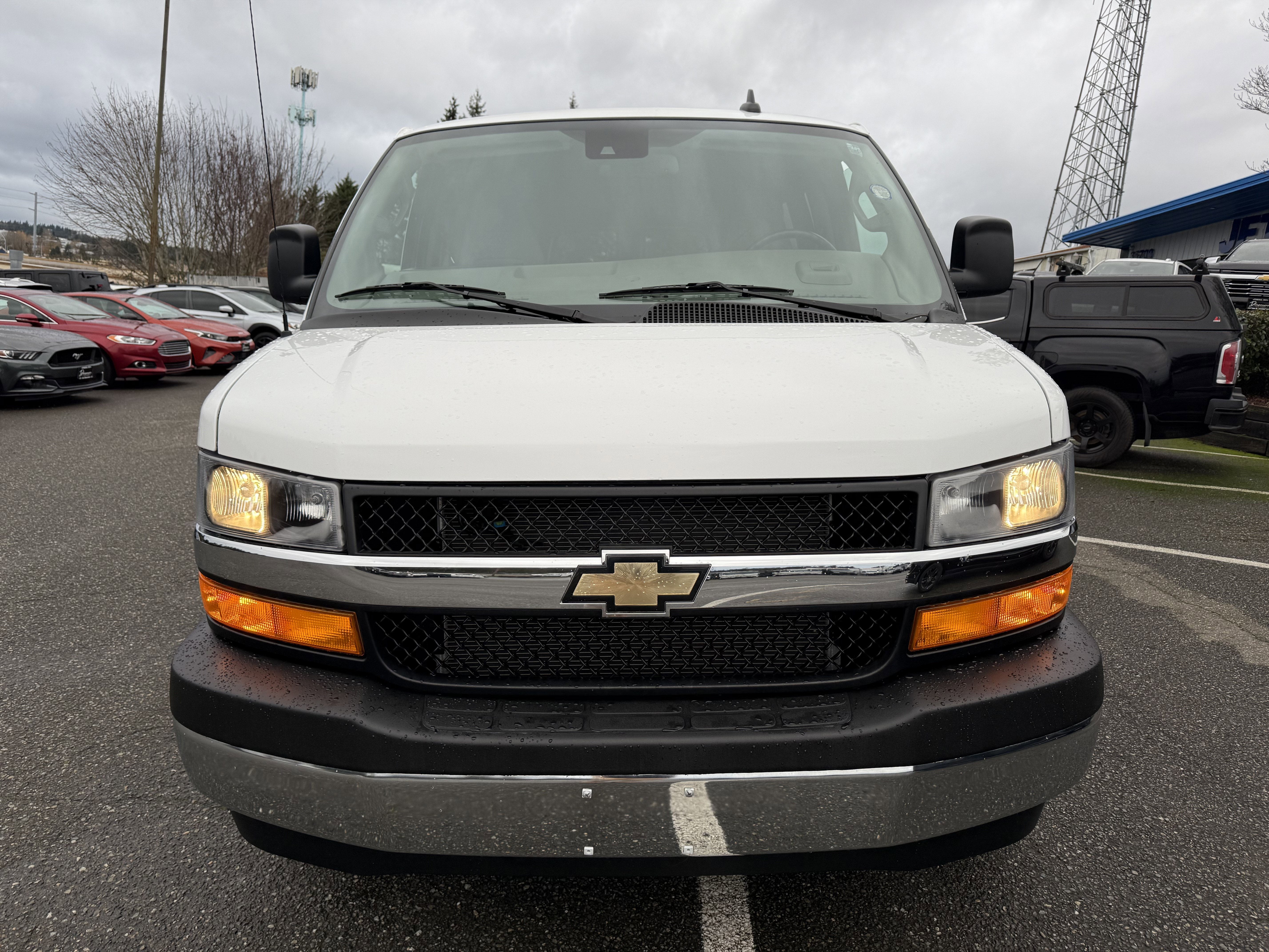 2022 Chevrolet Express Passenger 3500 1LT
