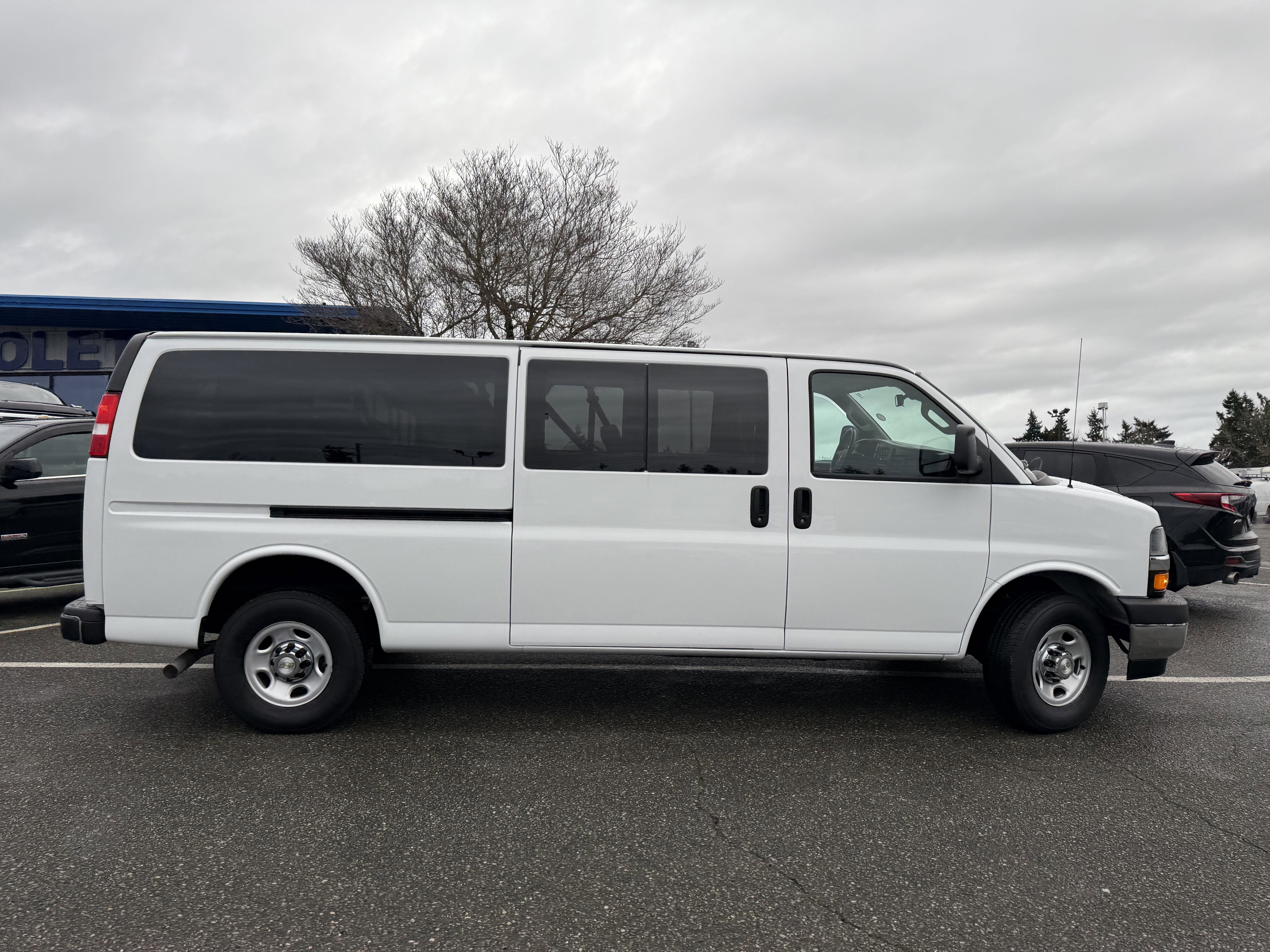 2022 Chevrolet Express Passenger 3500 1LT