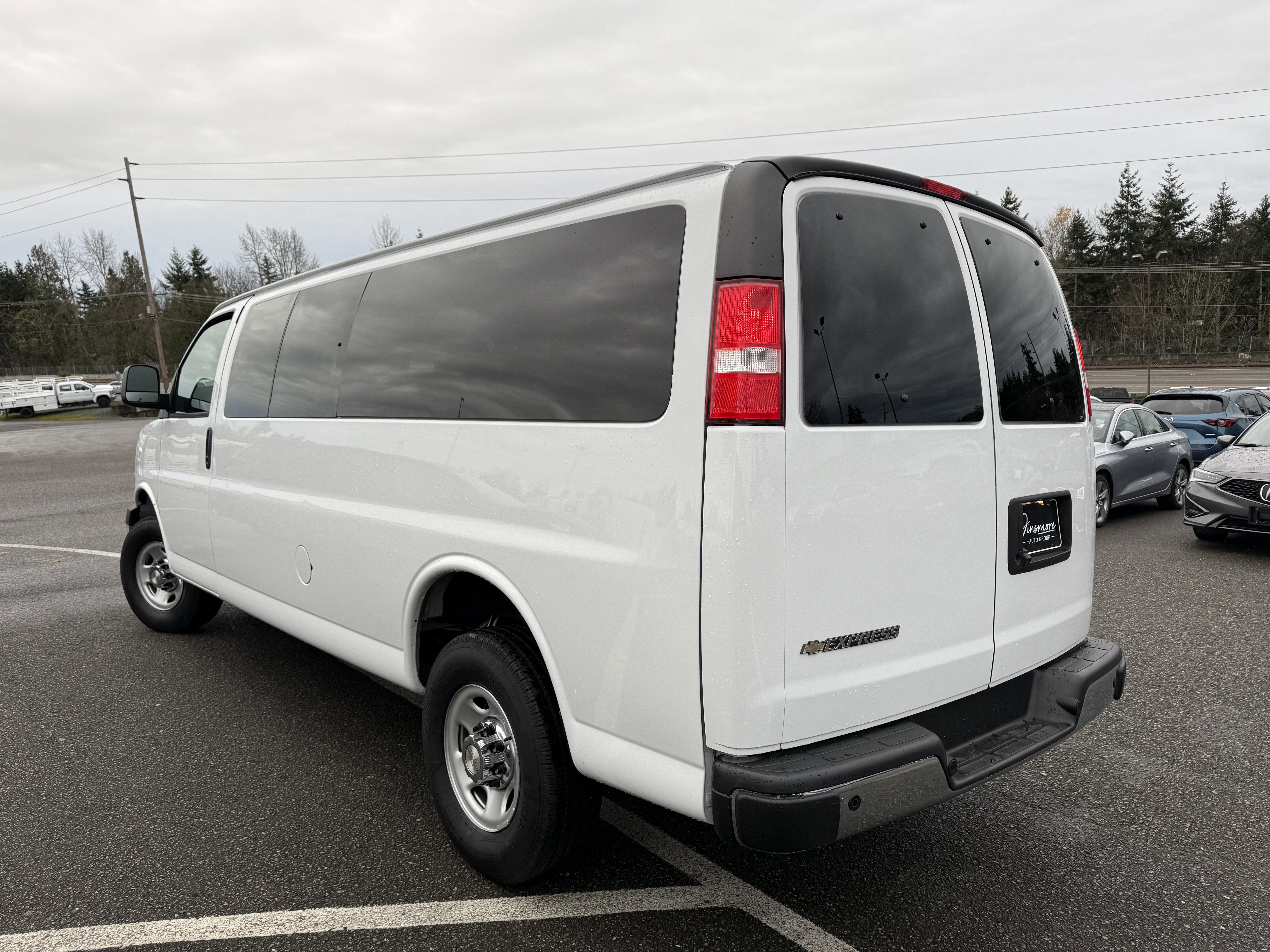 2022 Chevrolet Express Passenger 3500 1LT