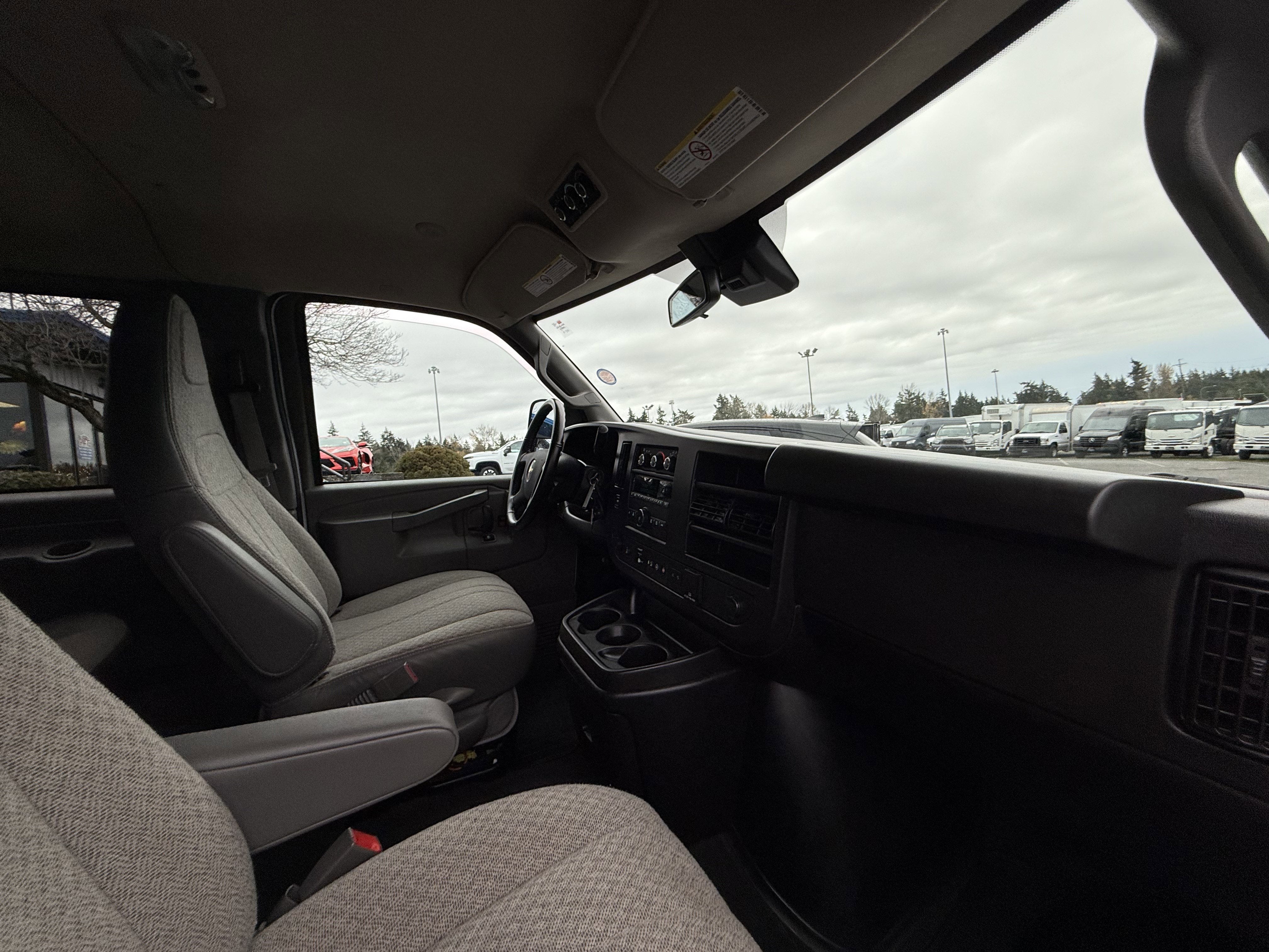 2022 Chevrolet Express Passenger 3500 1LT