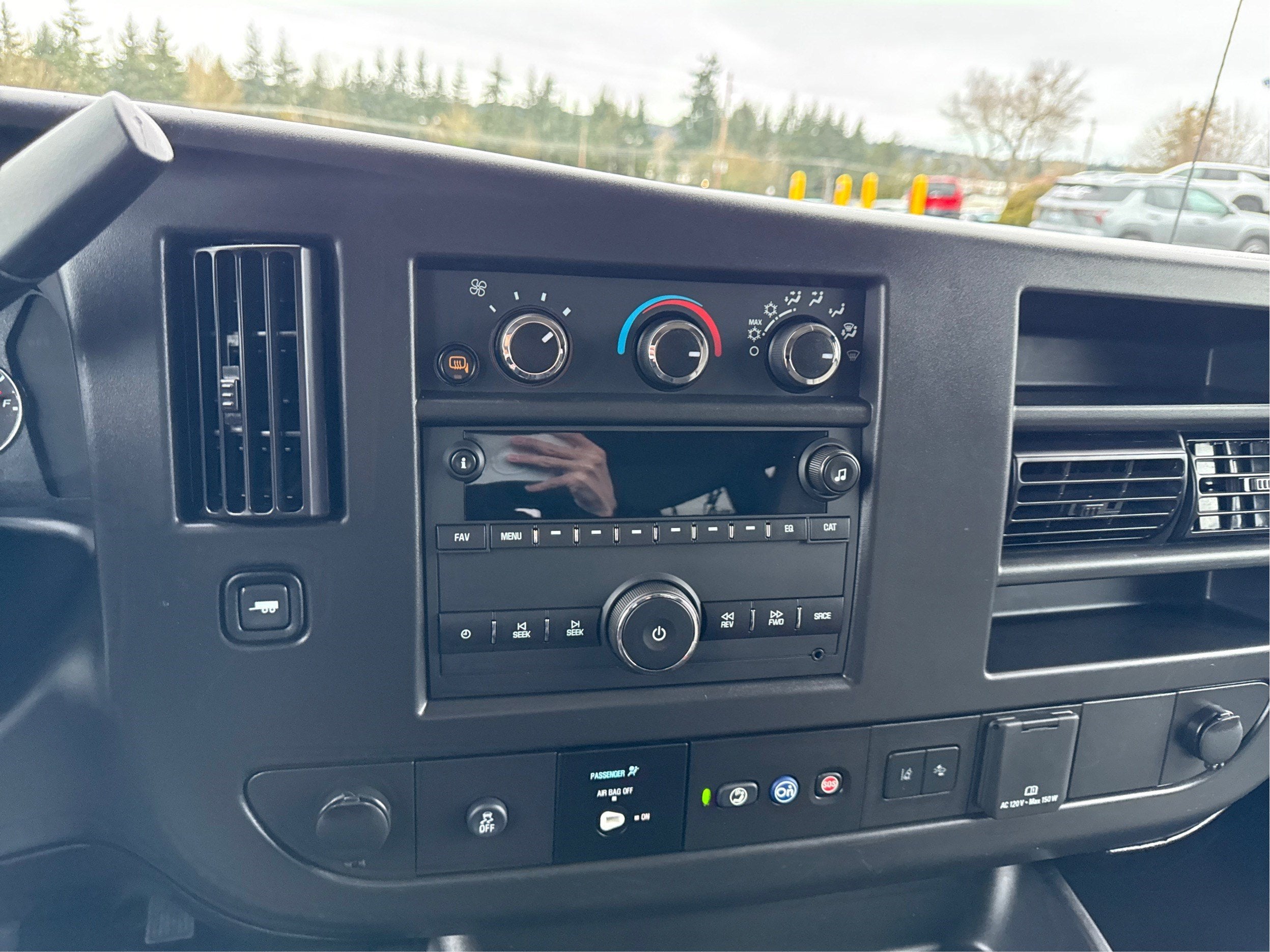 2024 Chevrolet Express Passenger 3500 1LT