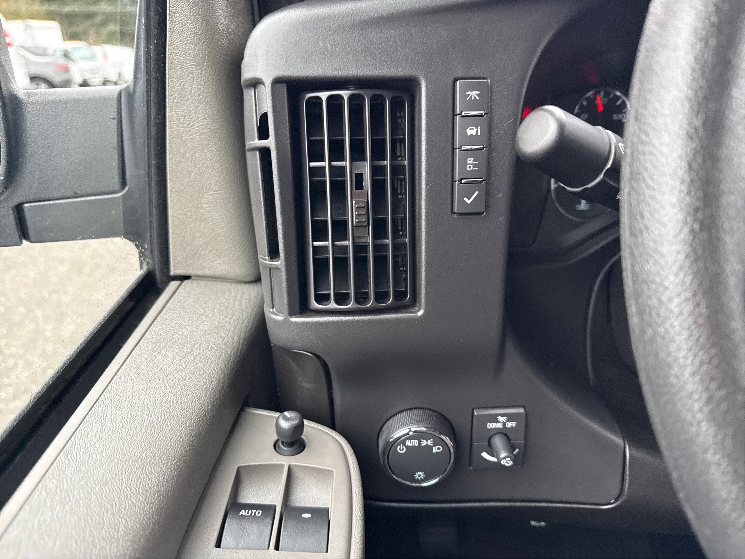 2024 Chevrolet Express Passenger 3500 1LT