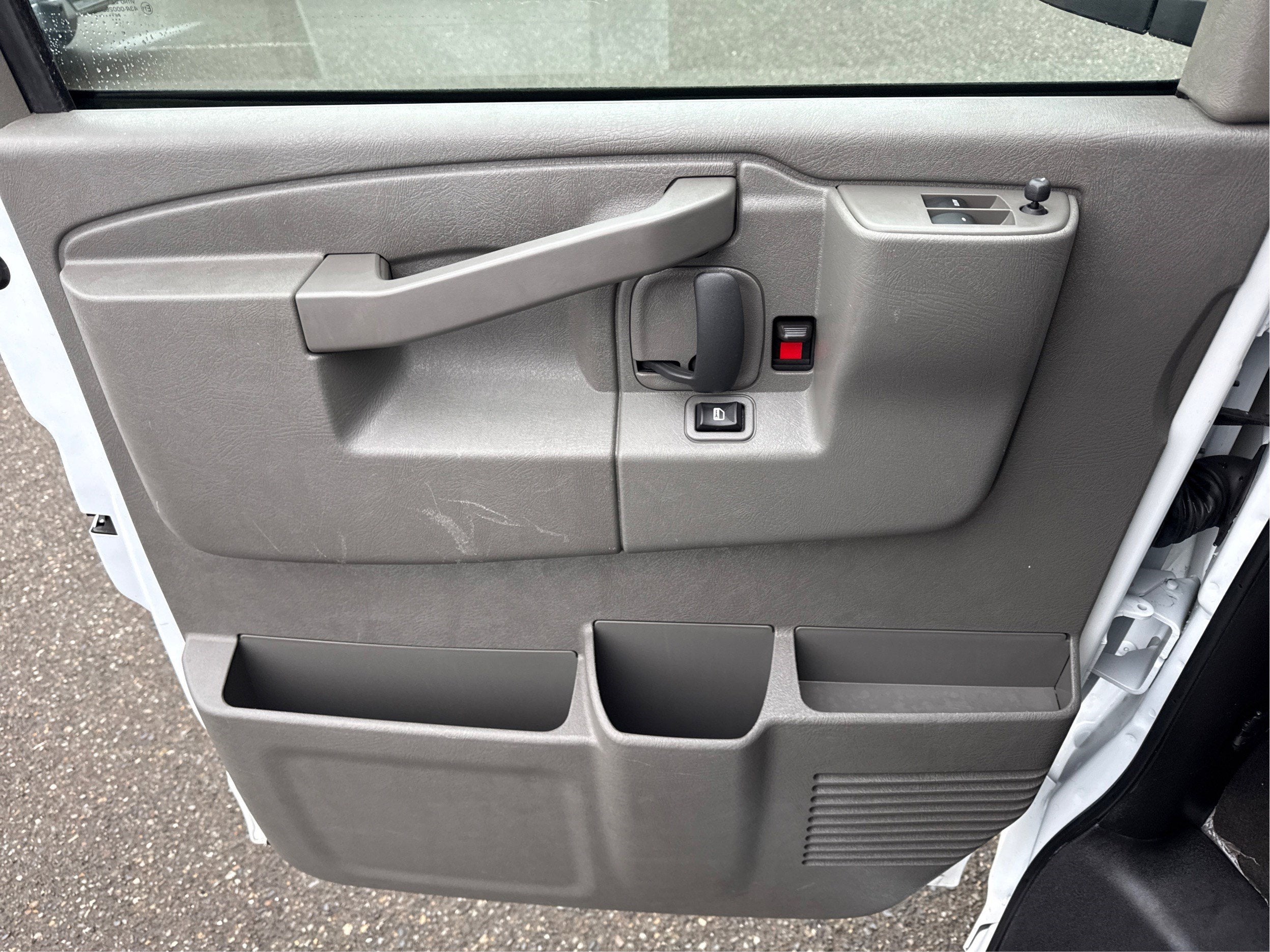 2024 Chevrolet Express Passenger 3500 1LT