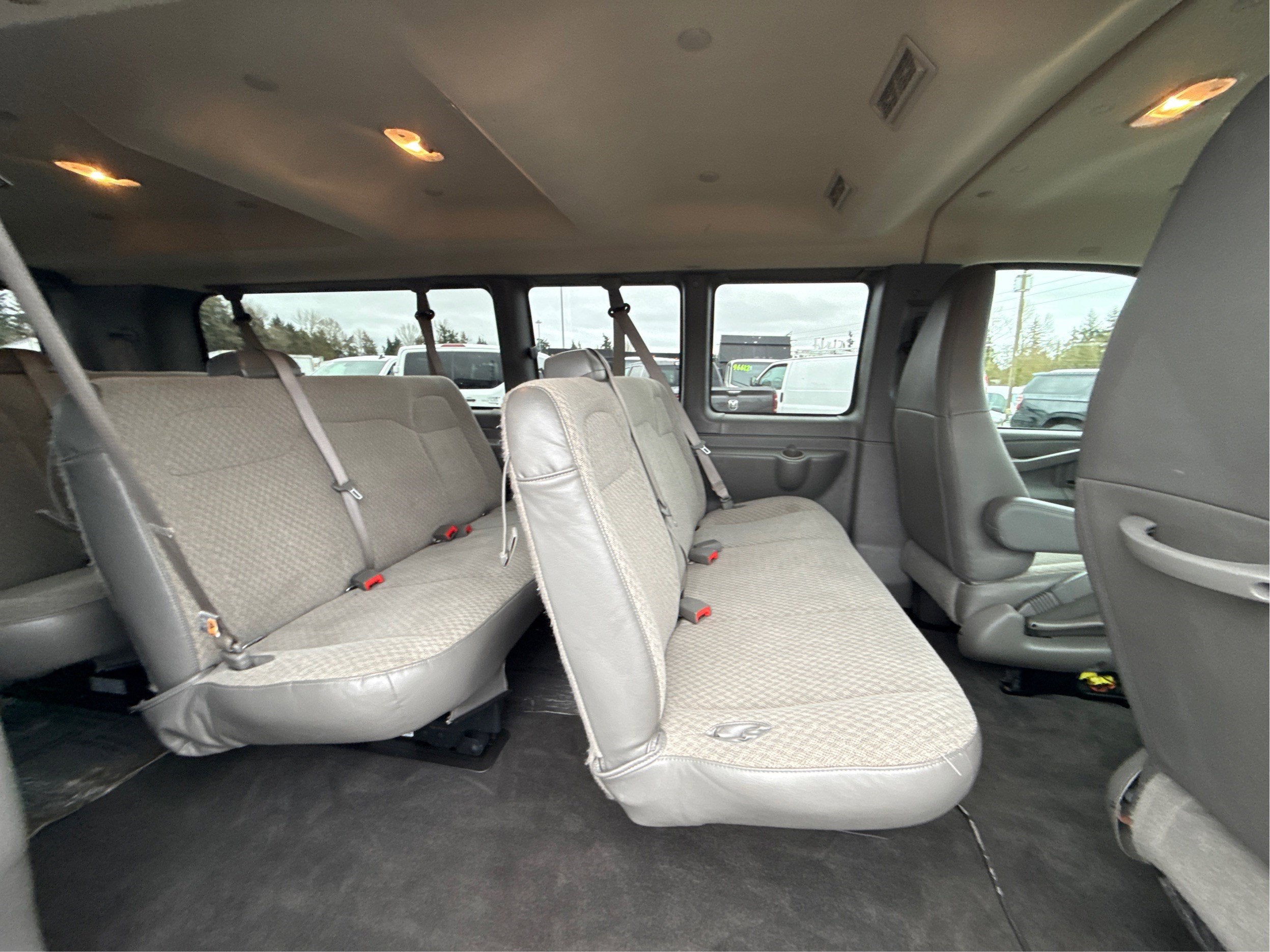2024 Chevrolet Express Passenger 3500 1LT