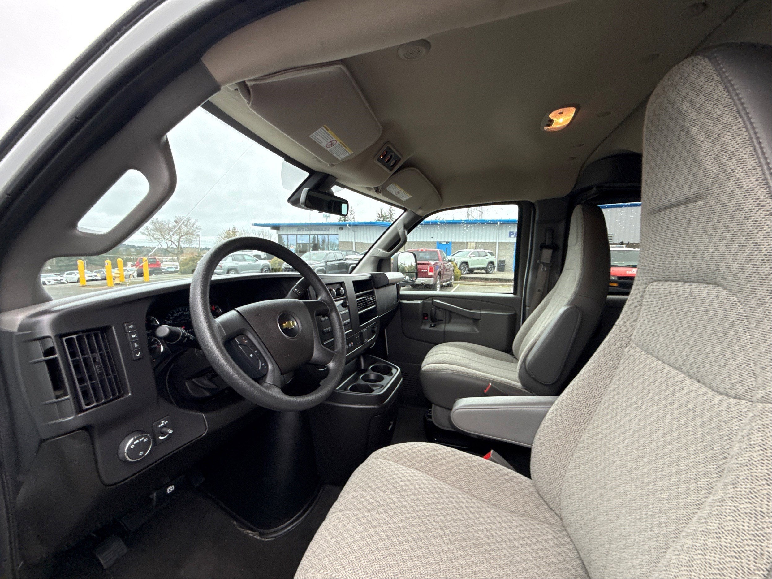 2024 Chevrolet Express Passenger 3500 1LT