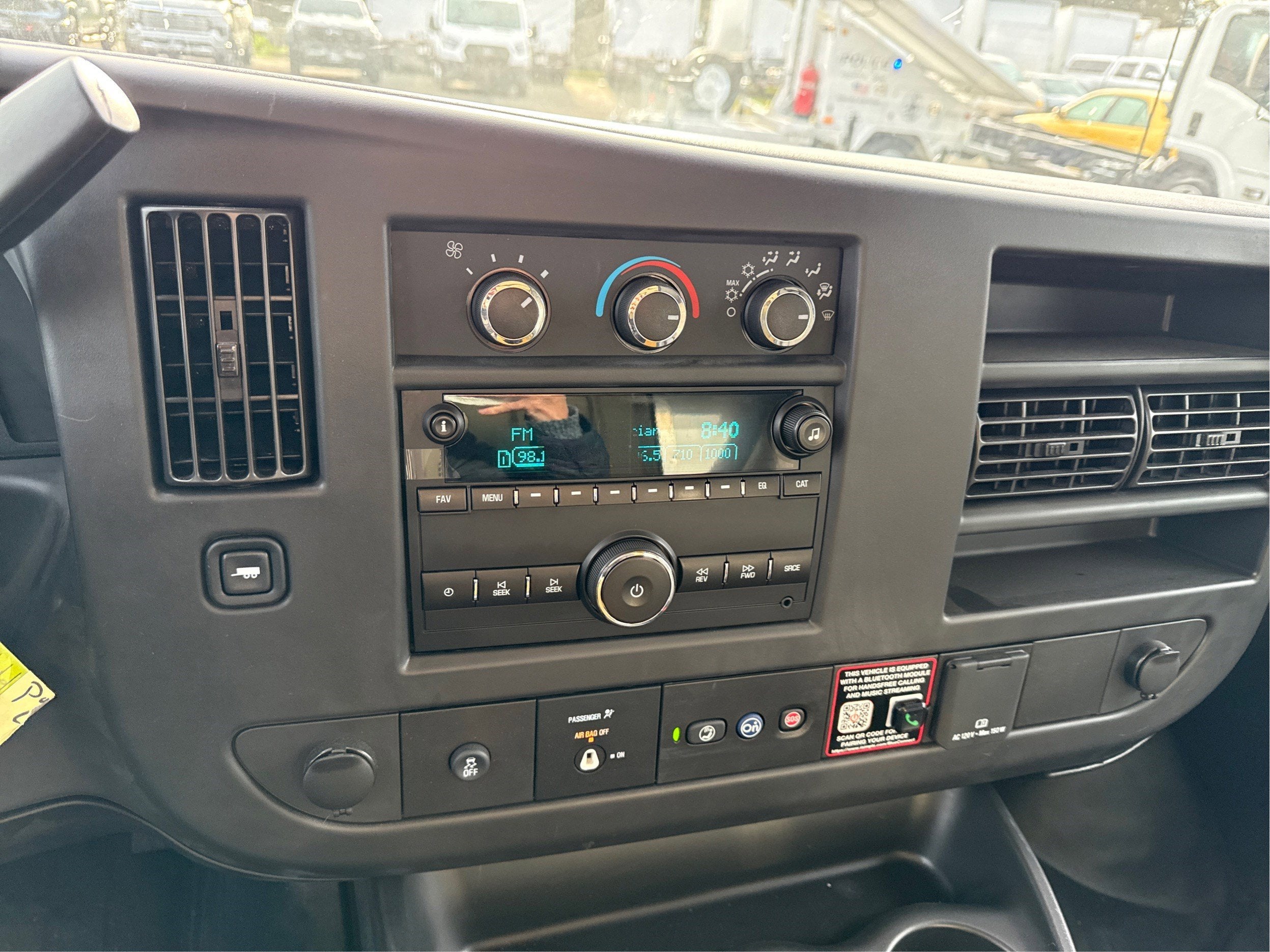 2025 Chevrolet Express Cutaway 3500 1WT