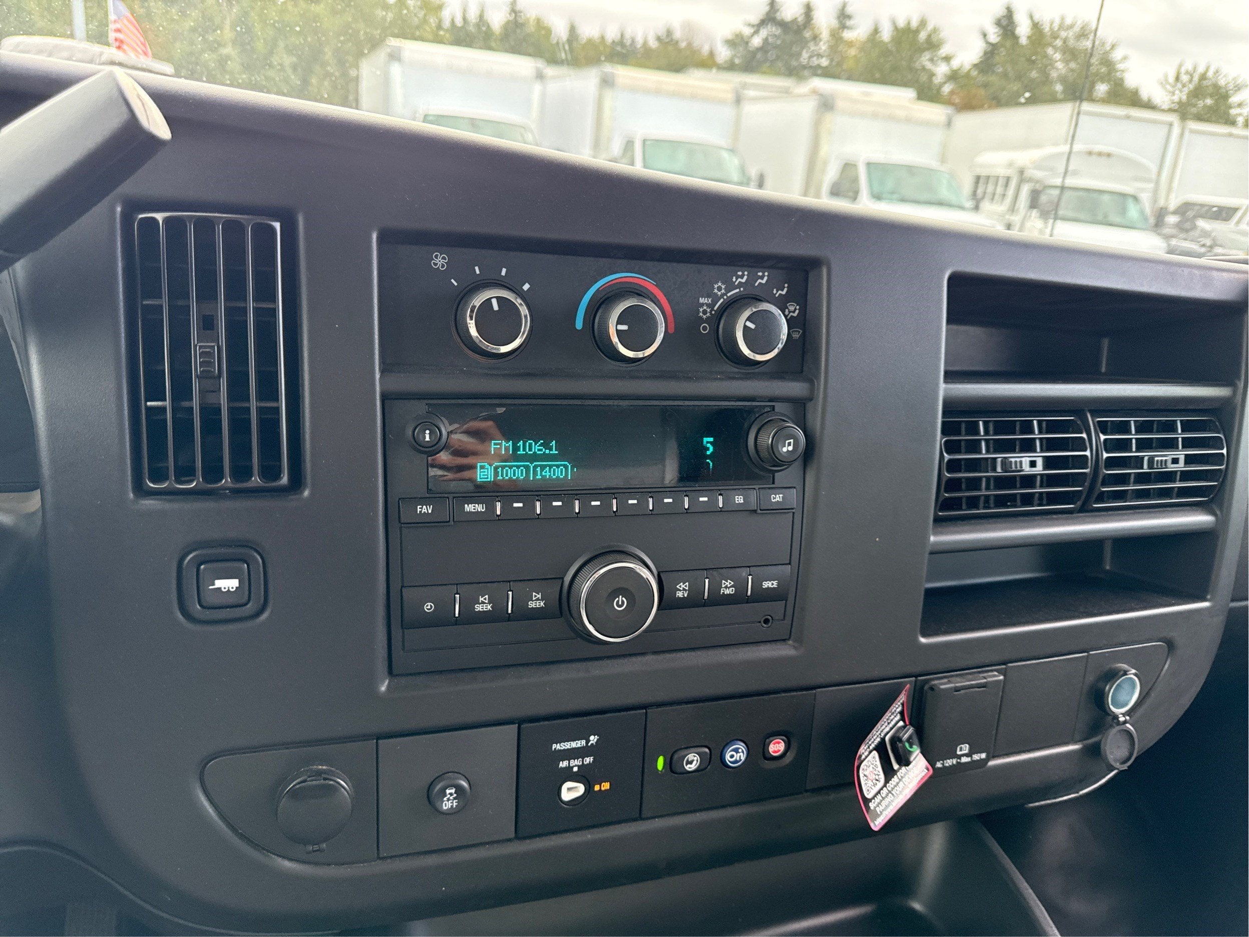 2025 Chevrolet Express Cutaway 3500 1WT