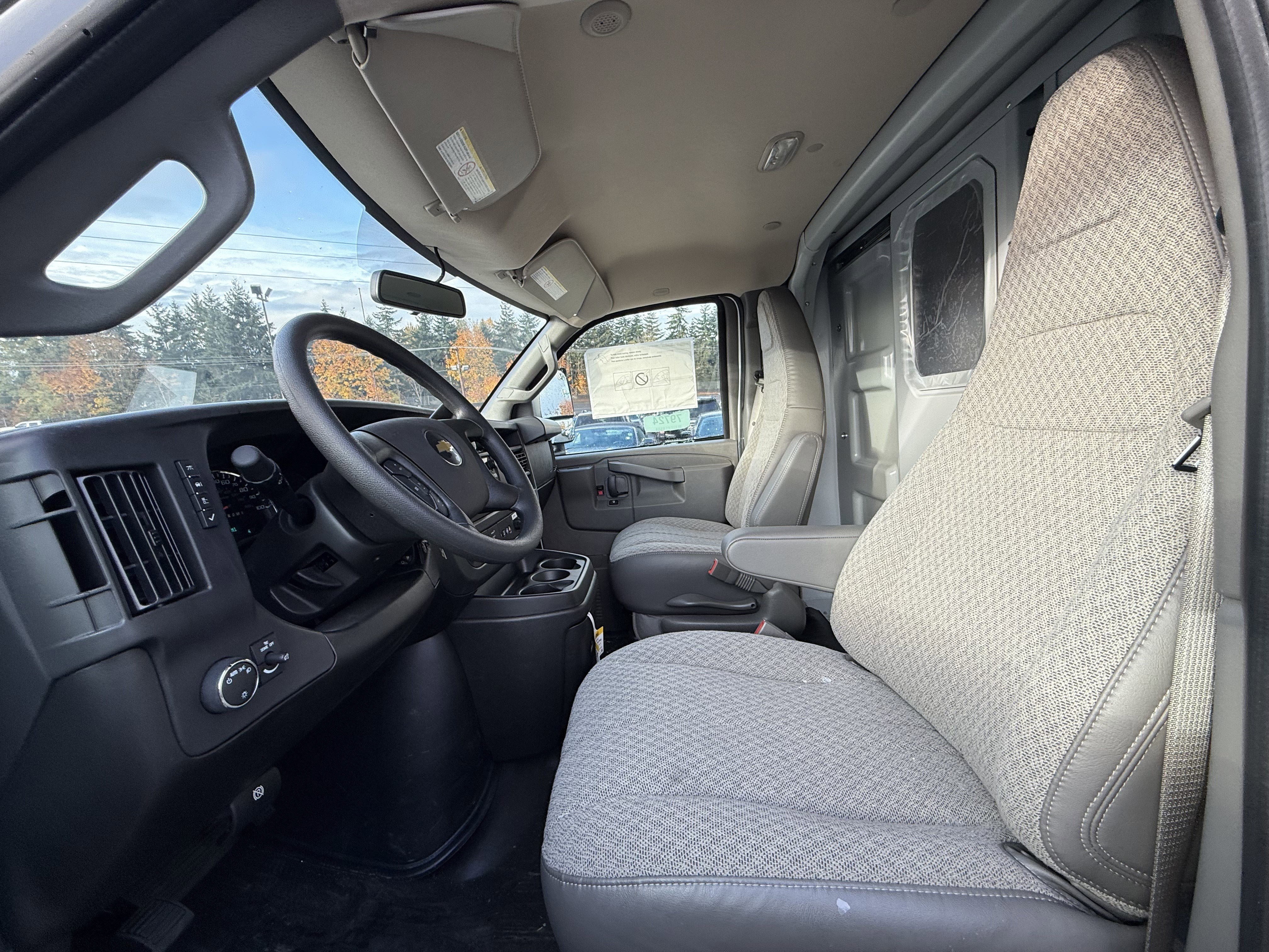 2025 Chevrolet Express Cutaway 3500 1WT