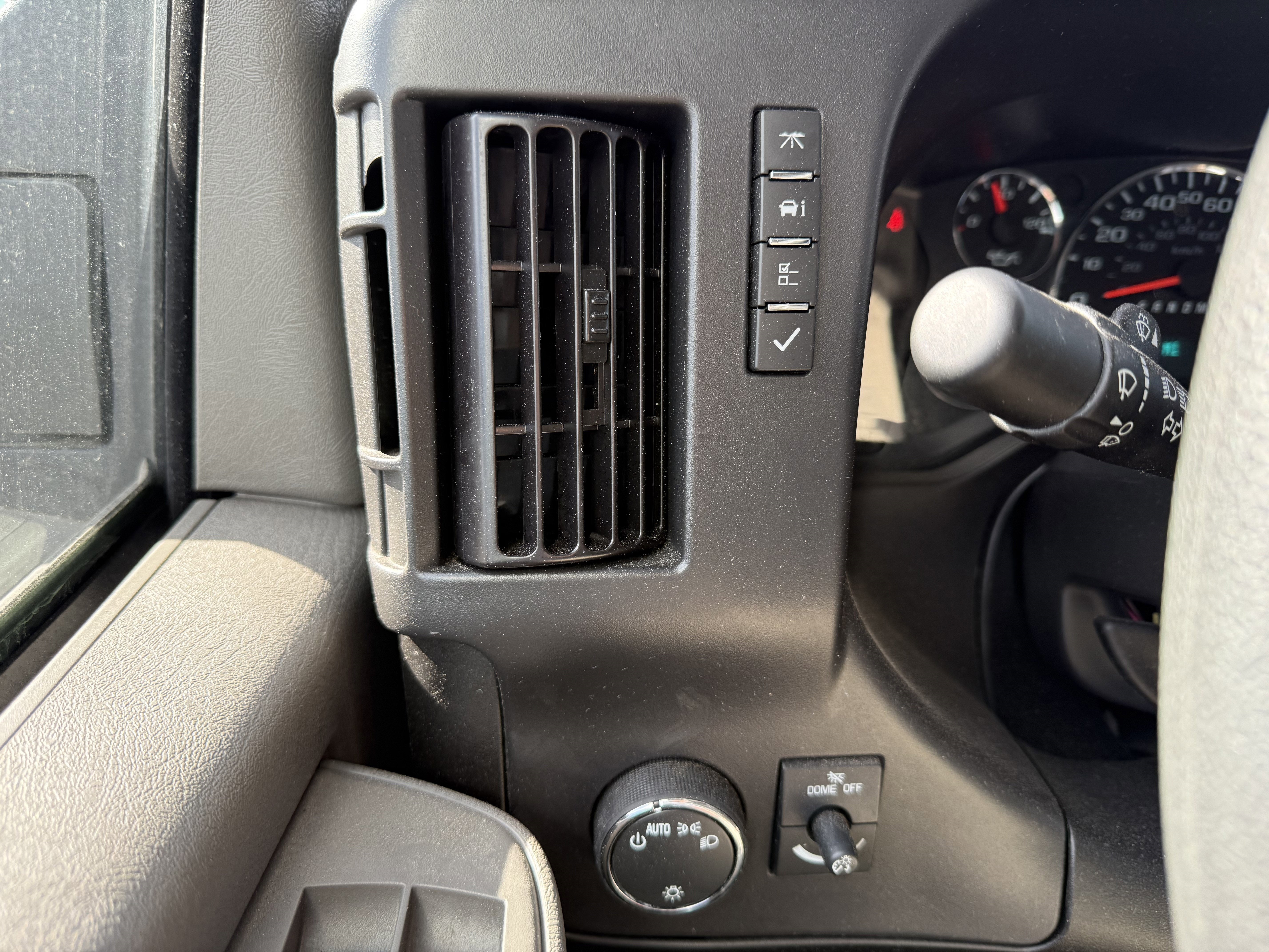 2024 Chevrolet Express Cutaway 3500 1WT