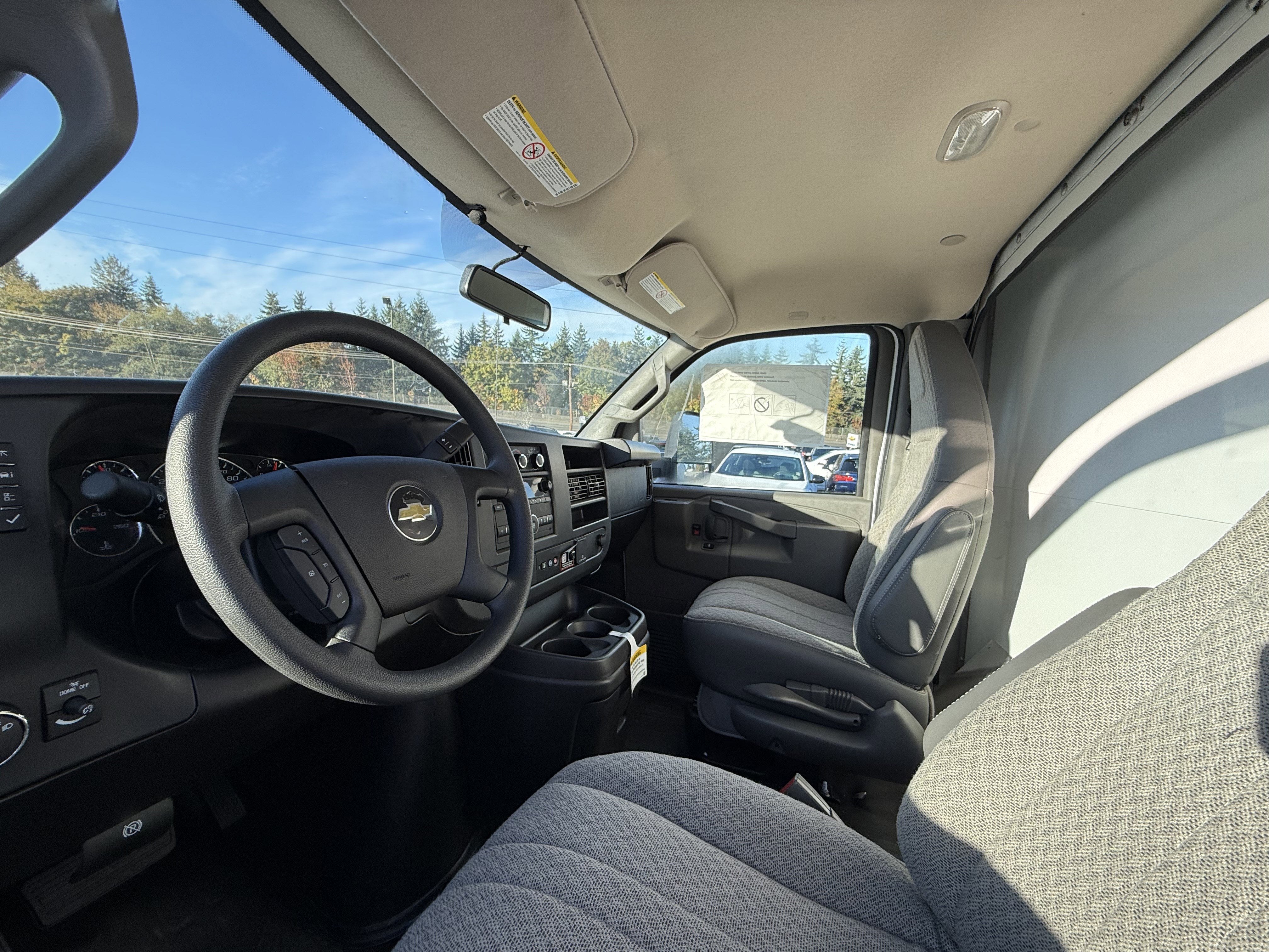 2025 Chevrolet Express Cutaway 3500 1WT