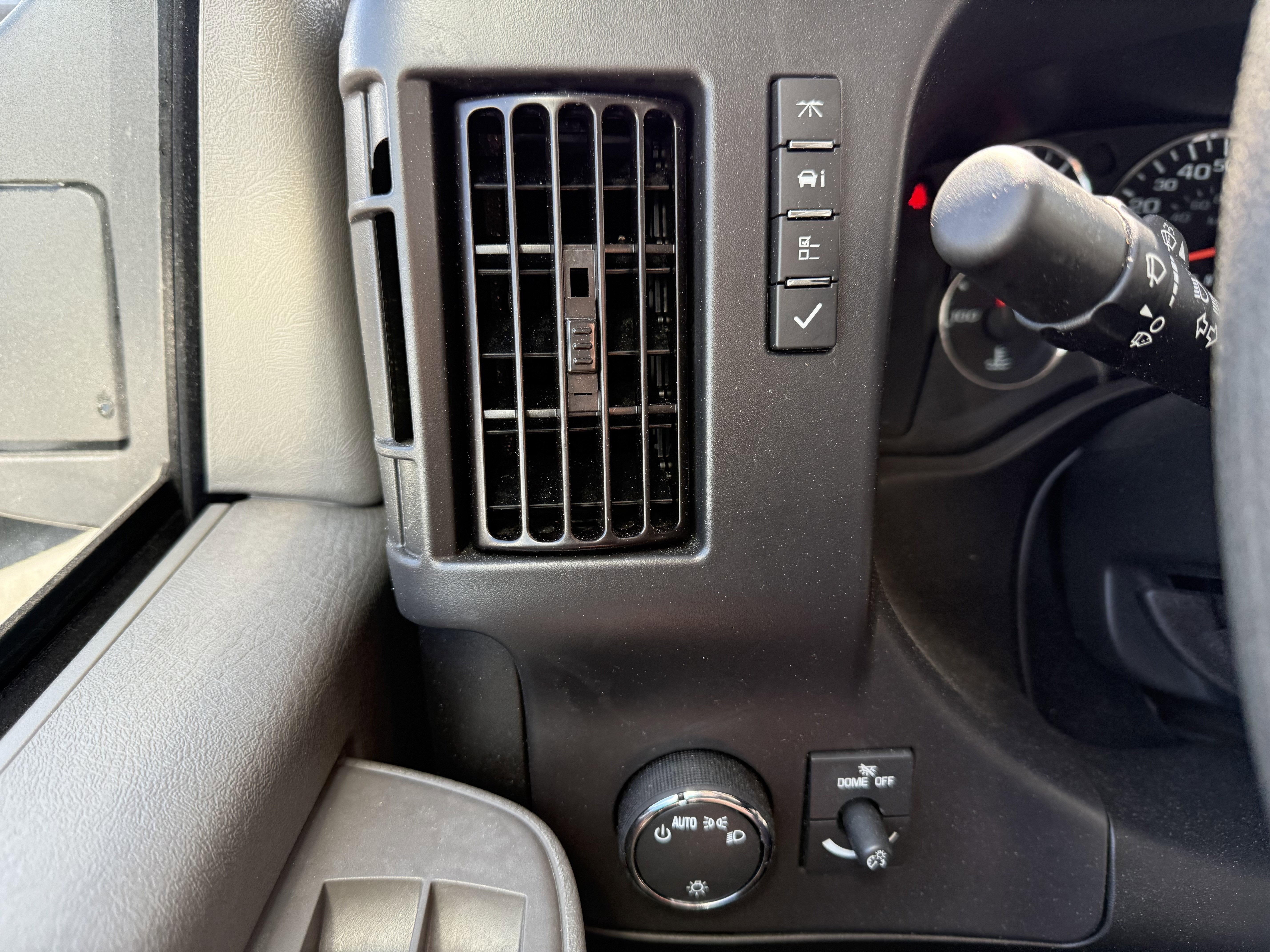 2024 Chevrolet Express Cutaway 3500 1WT