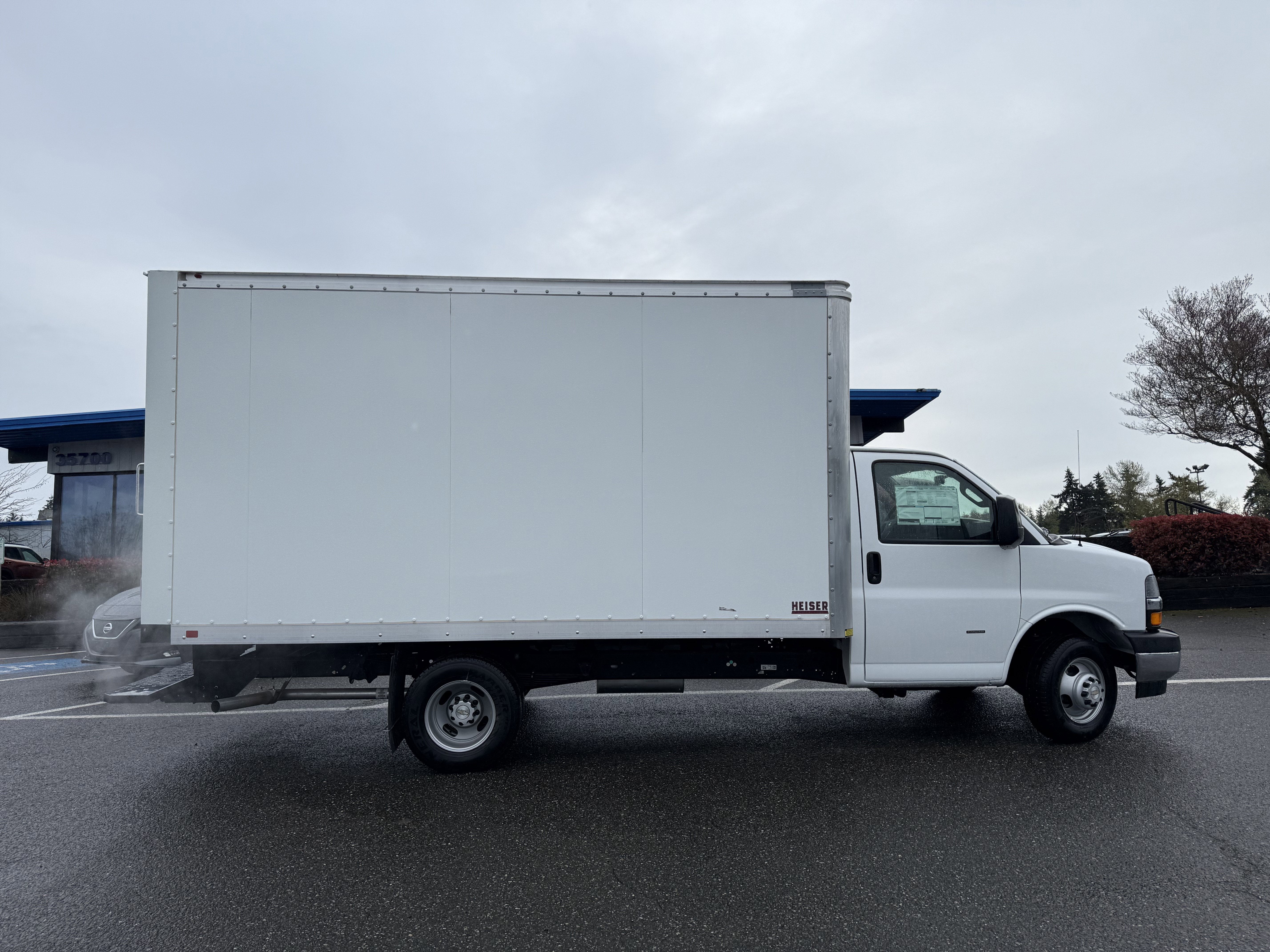 2024 Chevrolet Express Cutaway 3500 1WT