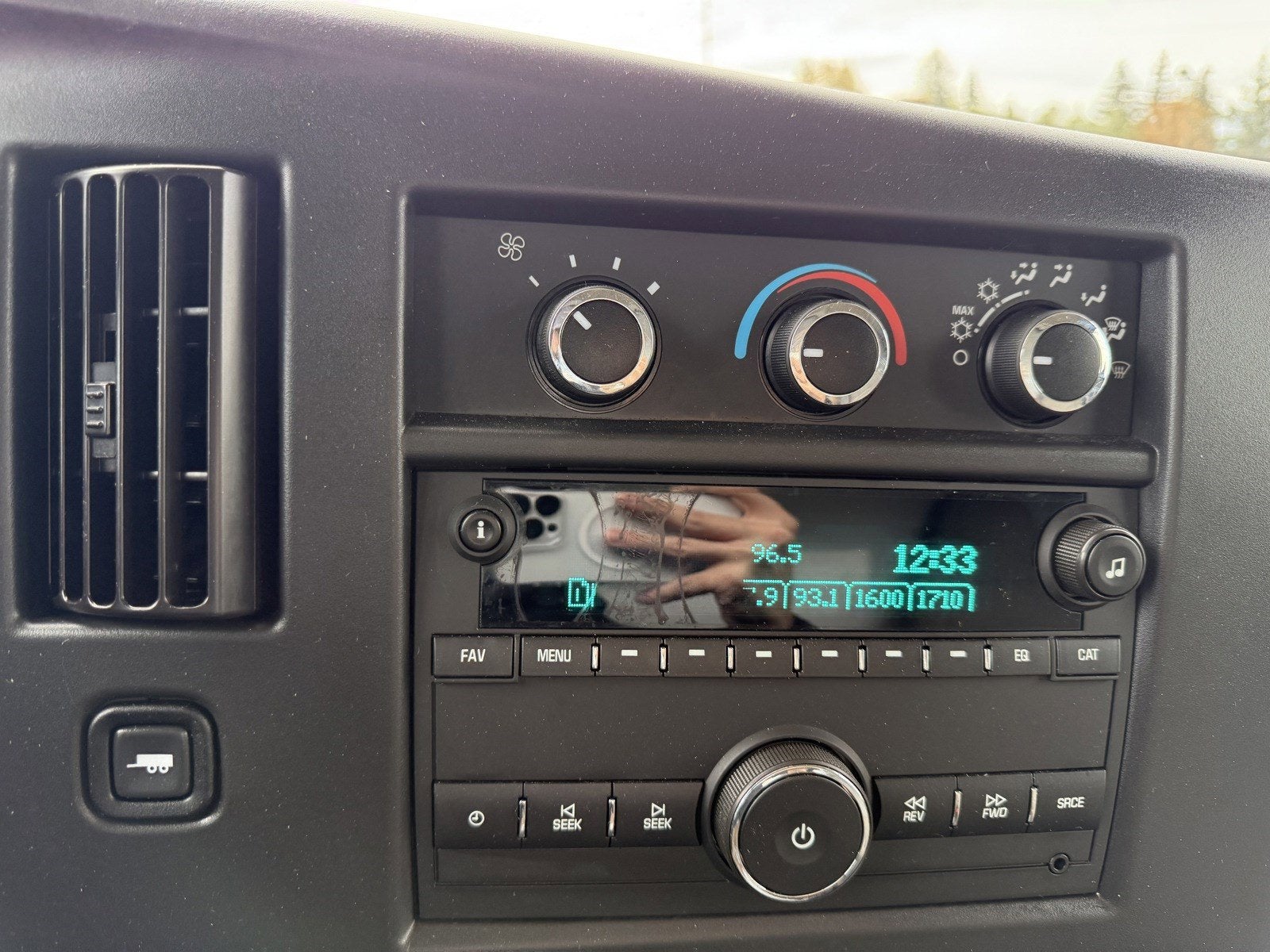 2024 Chevrolet Express Cutaway 3500 1WT