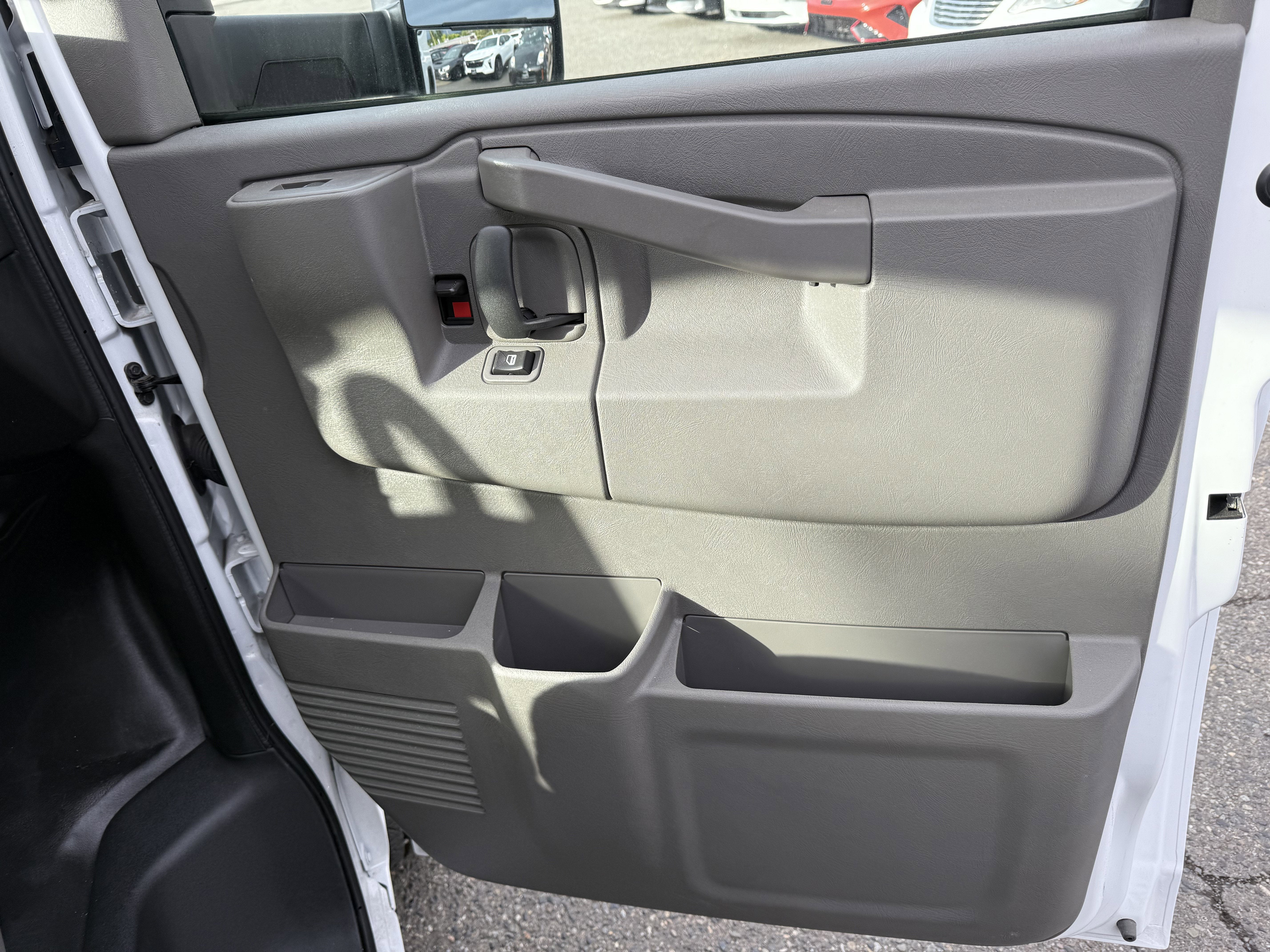 2025 Chevrolet Express Cutaway 3500 1WT