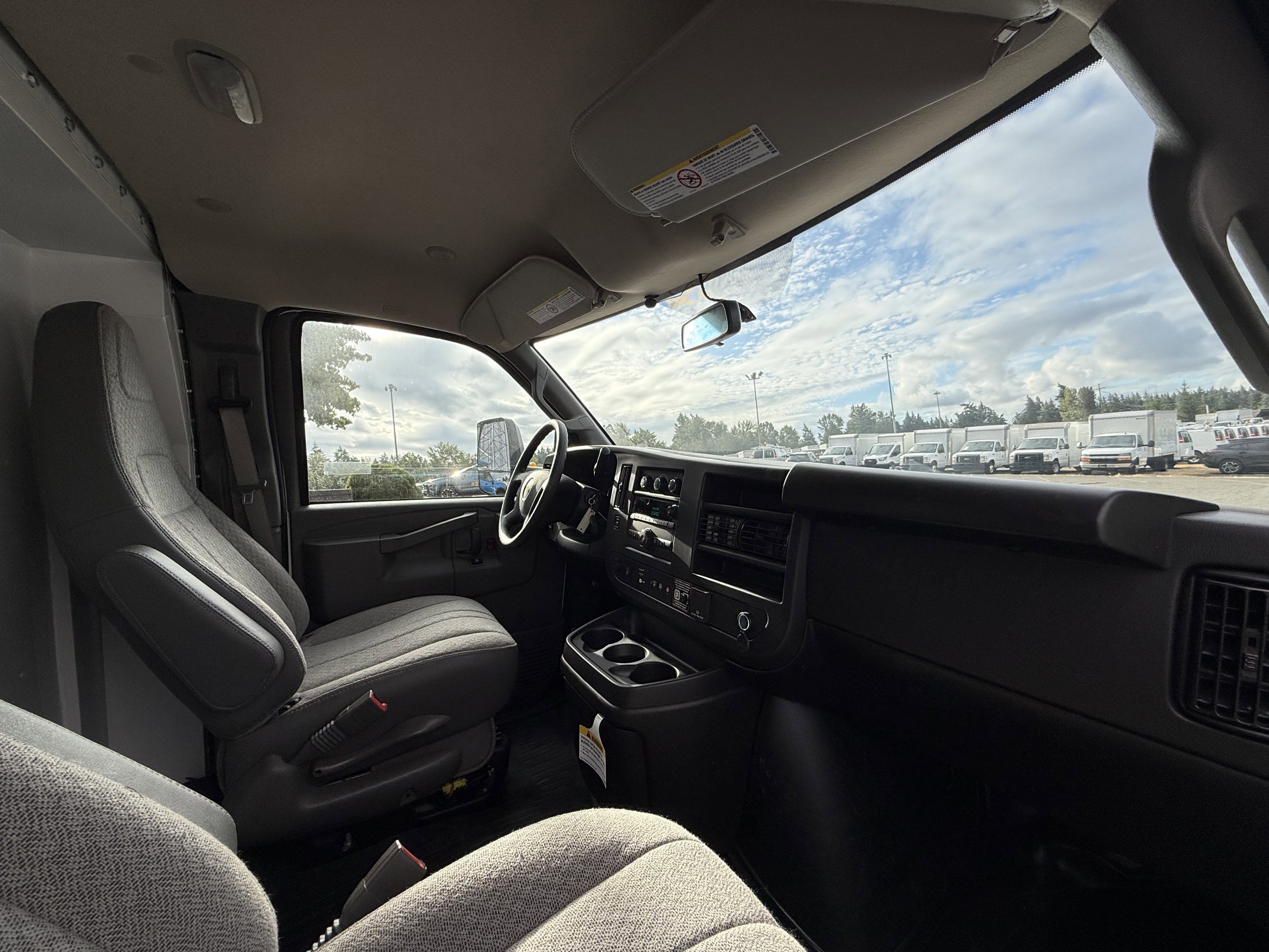 2025 Chevrolet Express Cutaway 3500 1WT