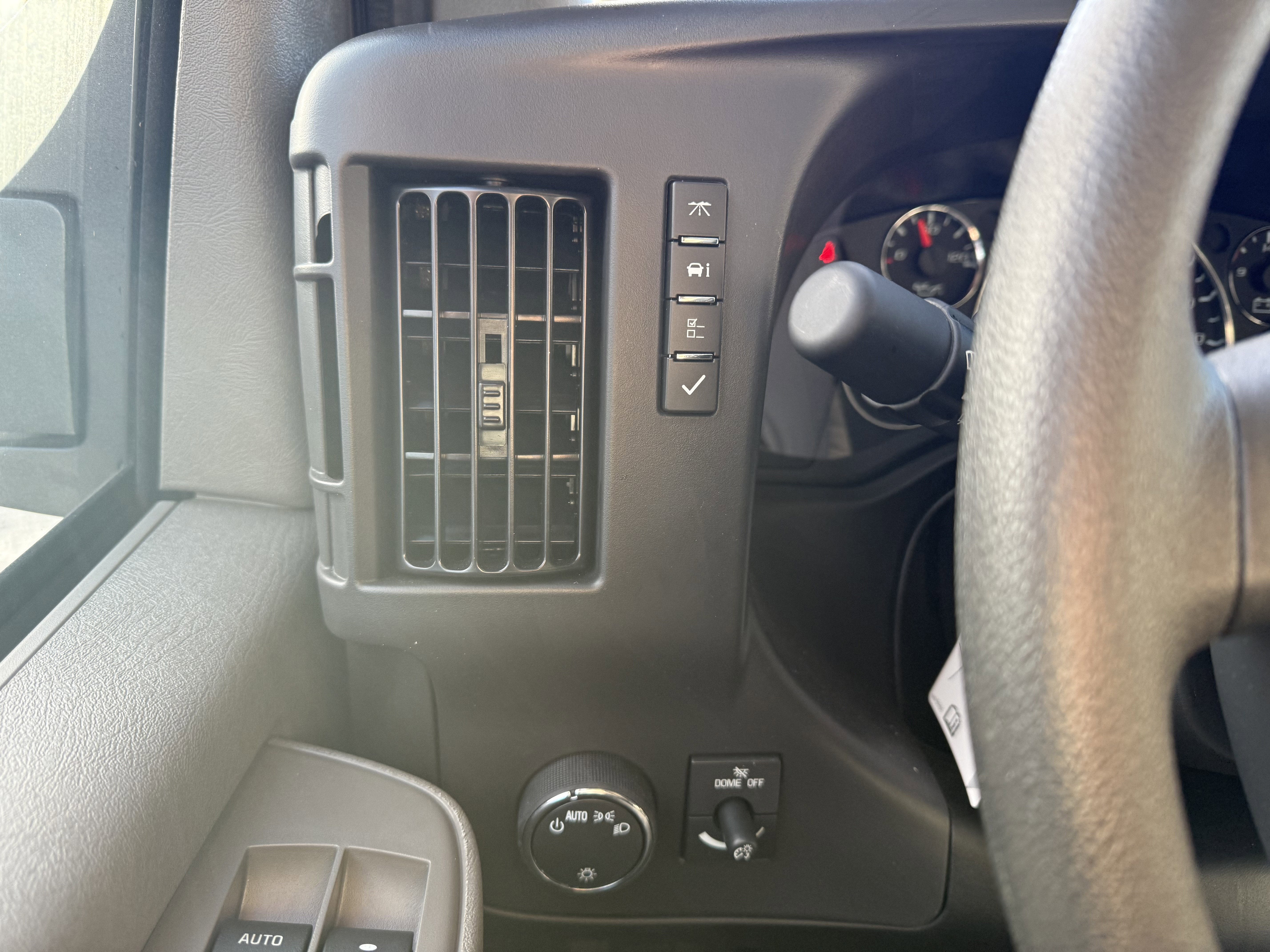 2025 Chevrolet Express Cutaway 3500 1WT