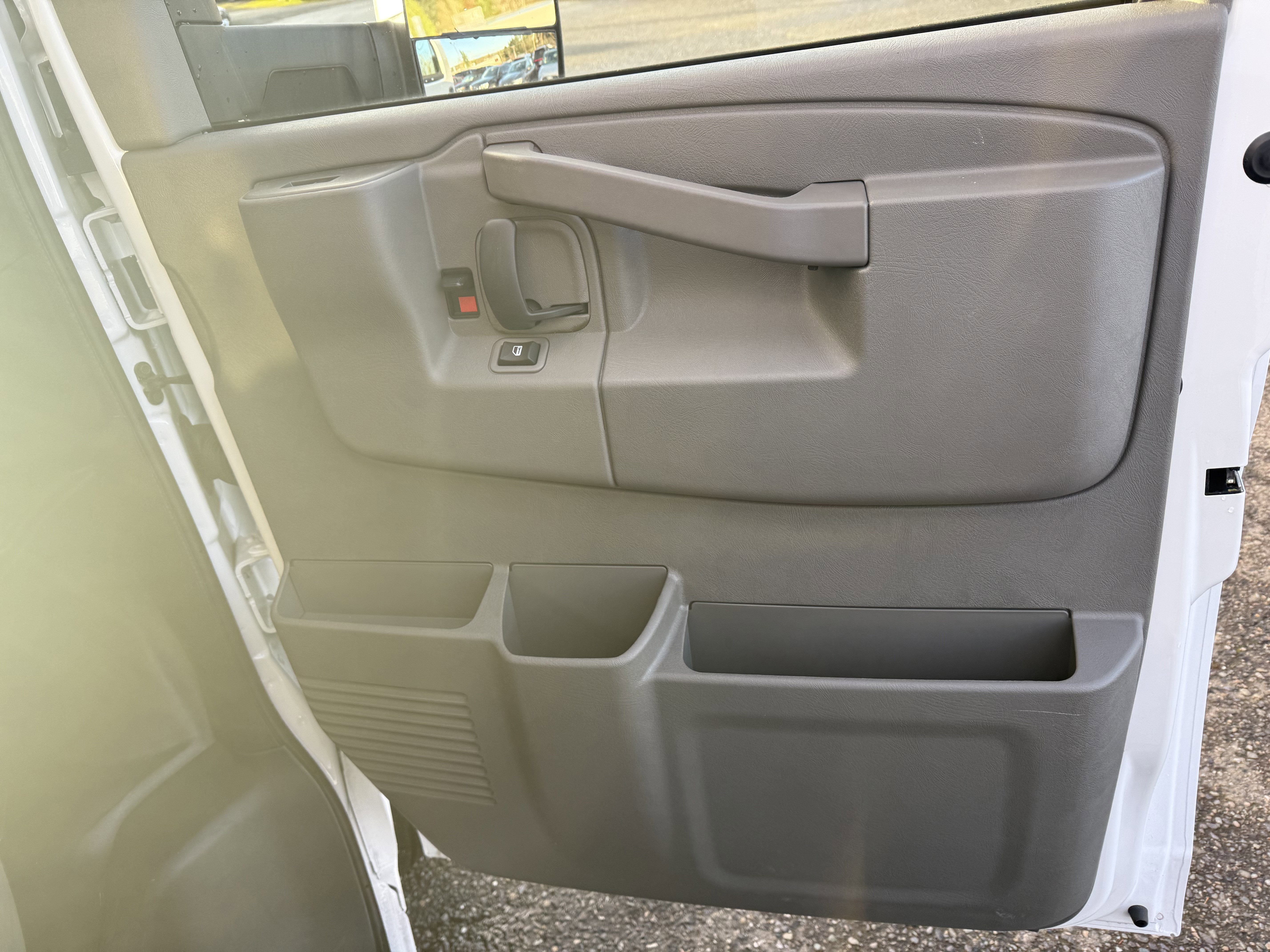 2025 Chevrolet Express Cutaway 3500 1WT