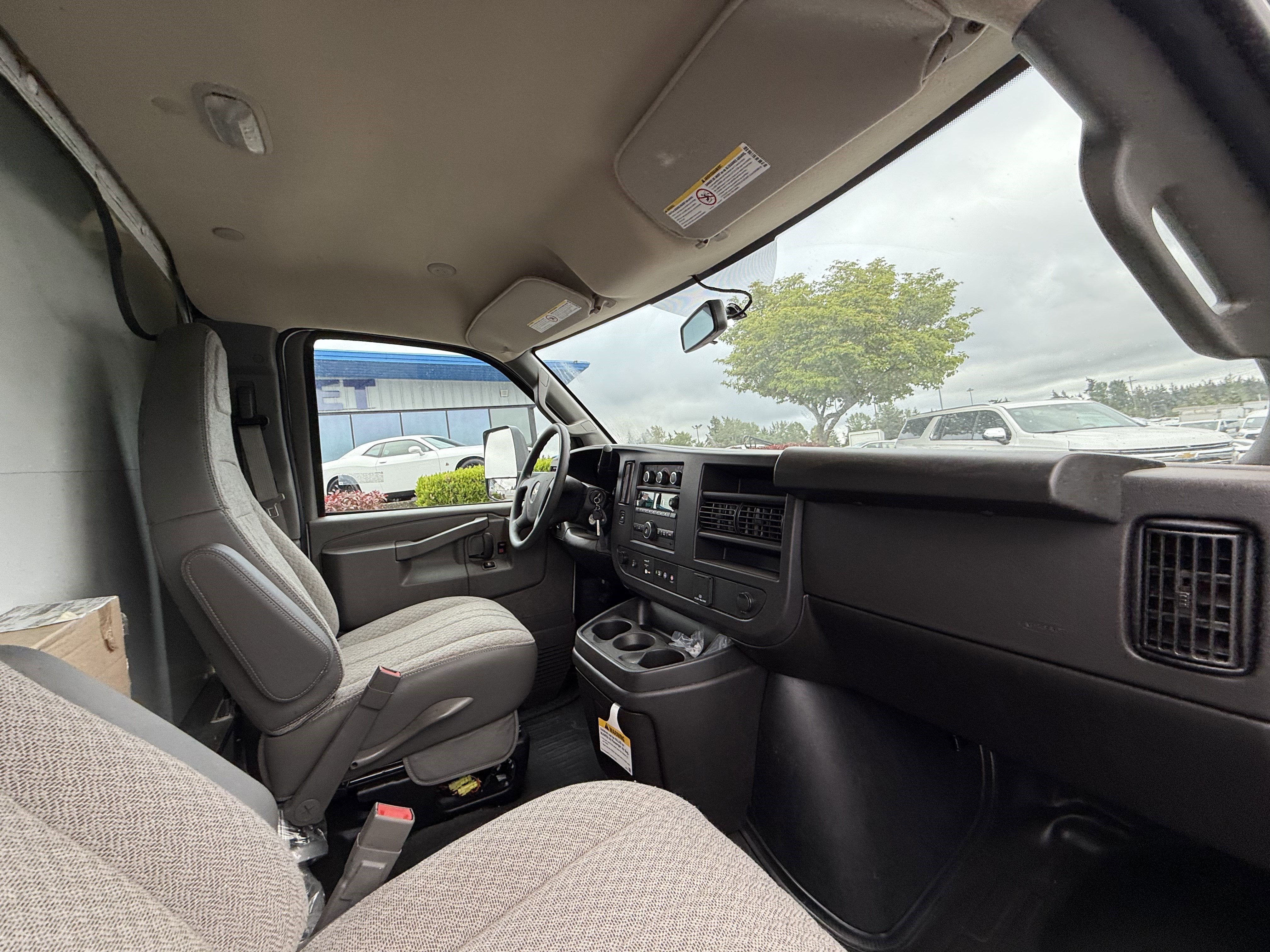 2024 Chevrolet Express Cutaway 3500 1WT