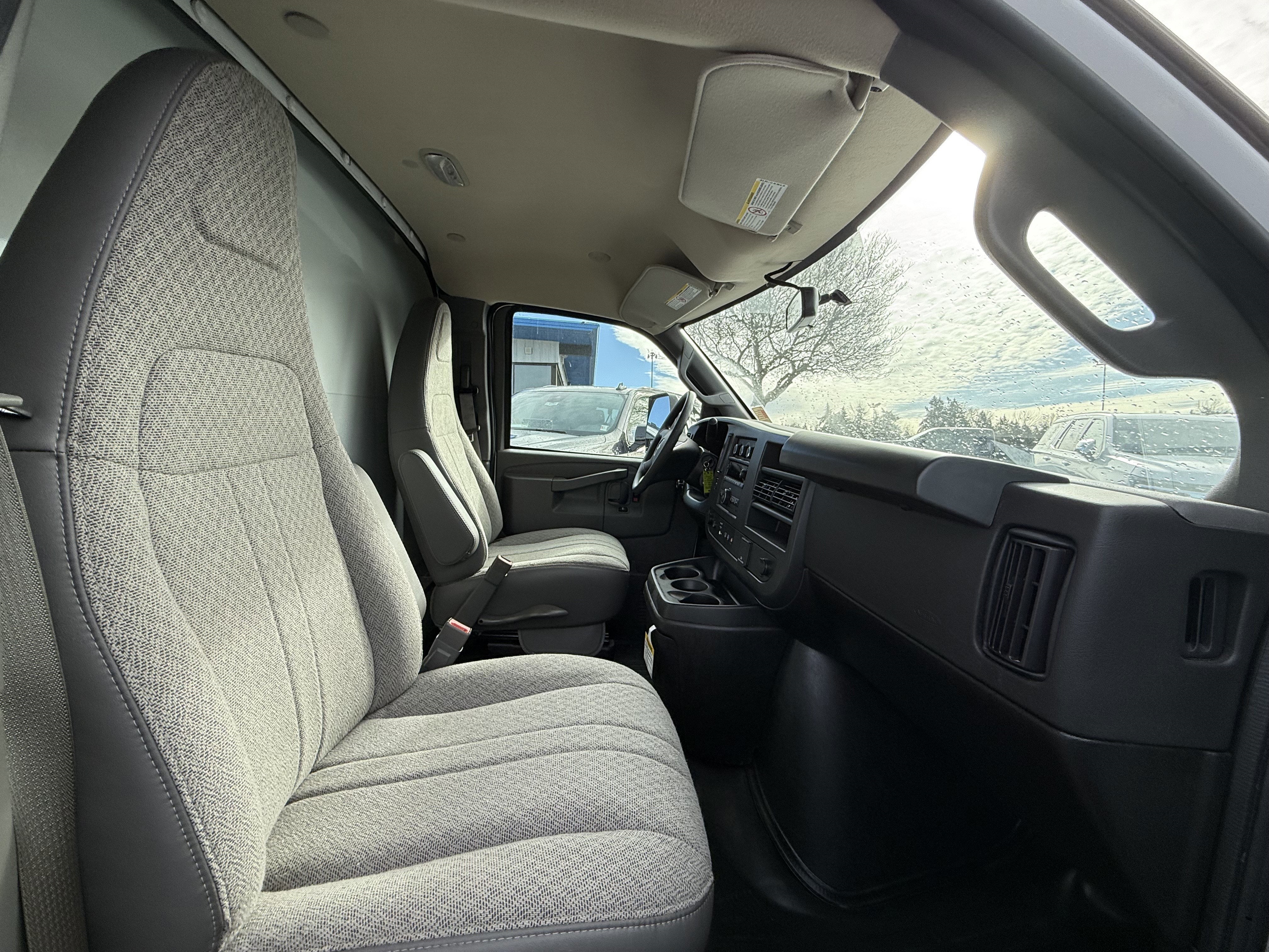 2024 Chevrolet Express Cutaway 3500 1WT